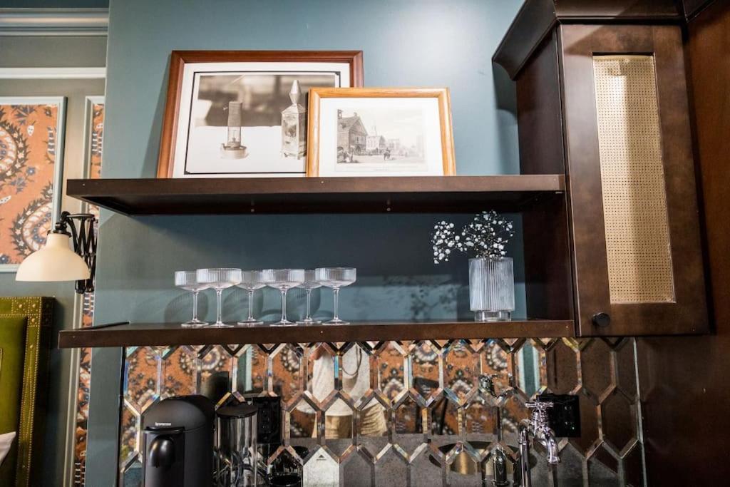 The Gas Lamp - Adams Apartment *
