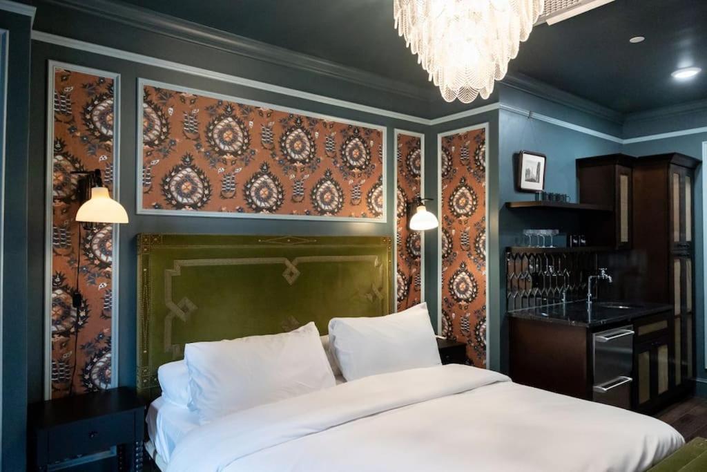 The Gas Lamp - Adams Apartment Philadelphia