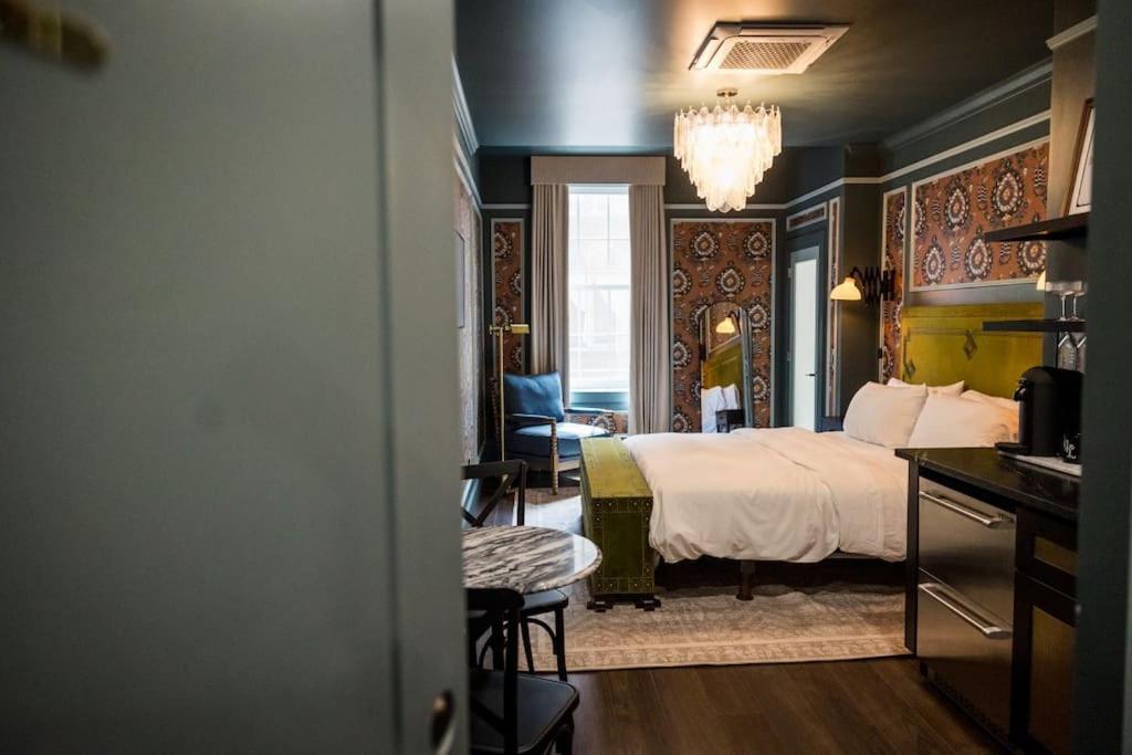 The Gas Lamp - Adams Apartment *