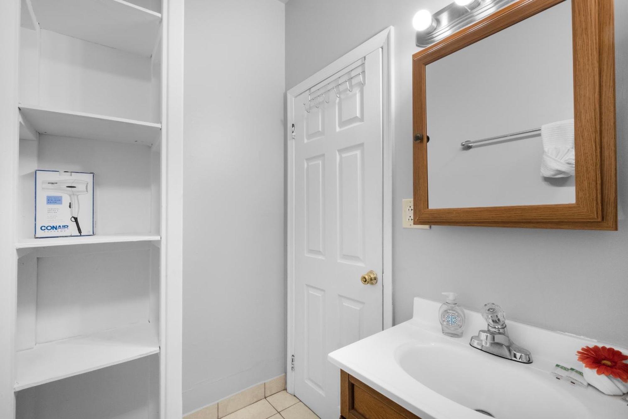 Charming 2br Near Drexel Apartment *