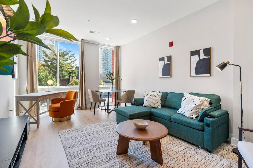 King Bed - Stunning Pier Views - Near Fishtown Apartment *