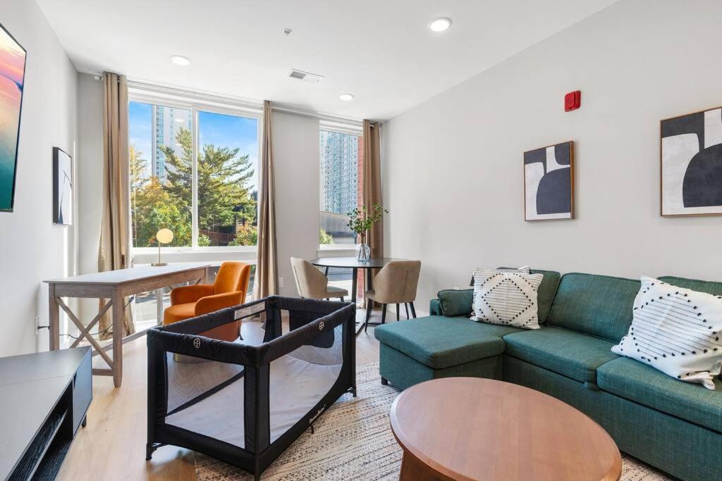 Apartment King Bed - Stunning Pier Views - Near Fishtown *