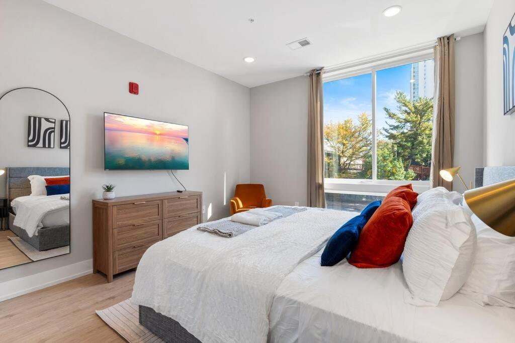 King Bed - Stunning Pier Views - Near Fishtown Apartment Philadelphia