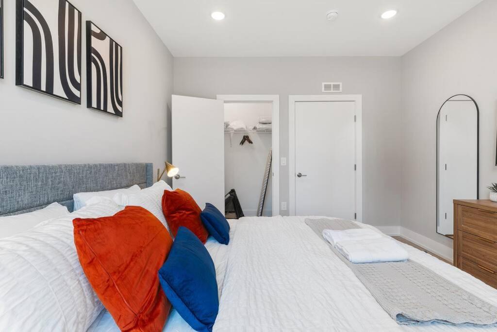 King Bed - Stunning Pier Views - Near Fishtown Apartment Philadelphia