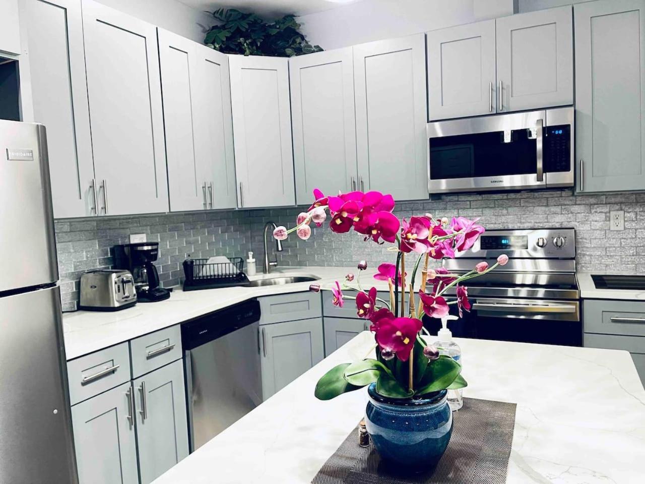 Lovely Beautiful 2br In Center Philadelphia