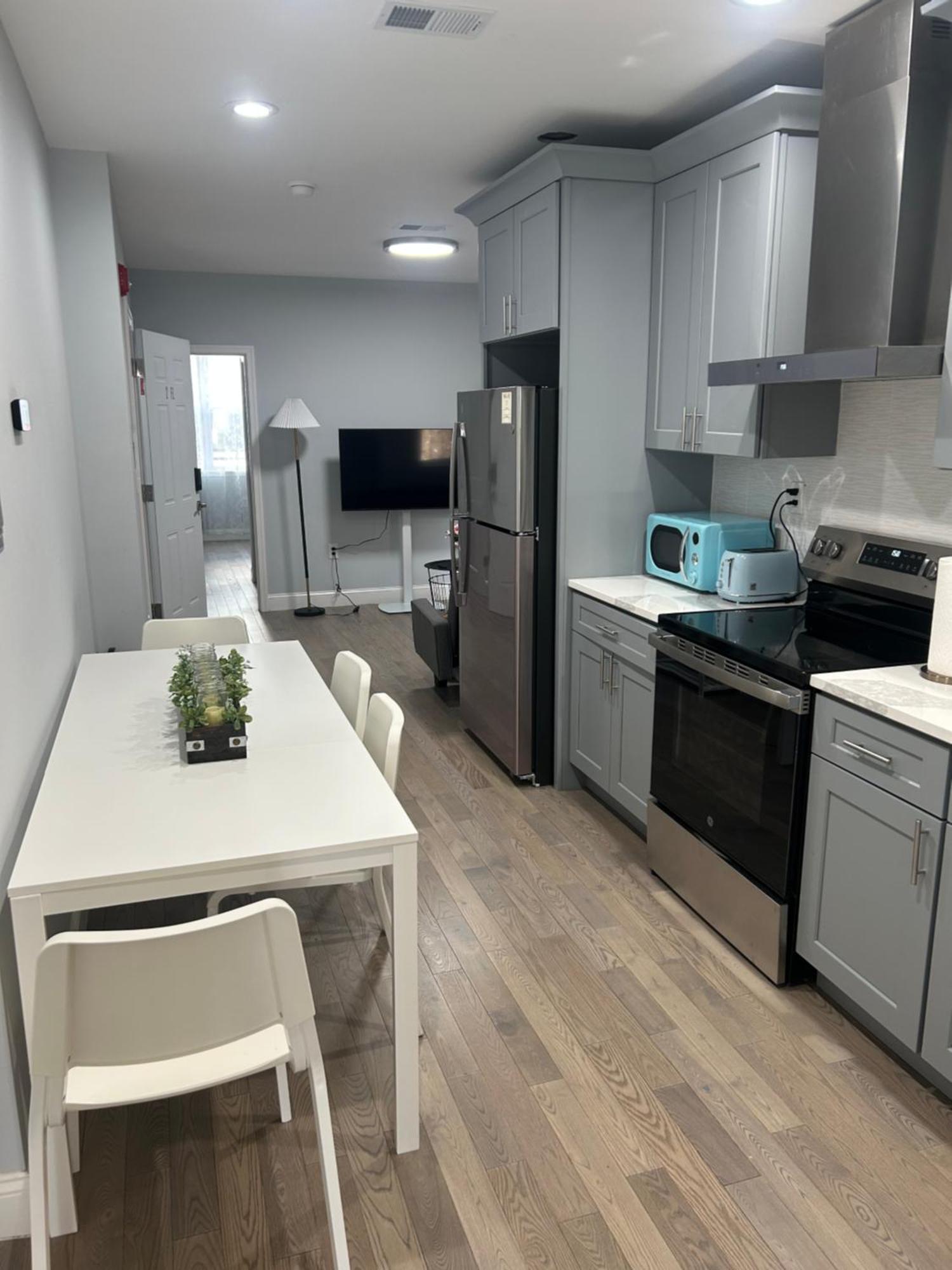Cozy 2-3 Bedroom In Center City! Apartment