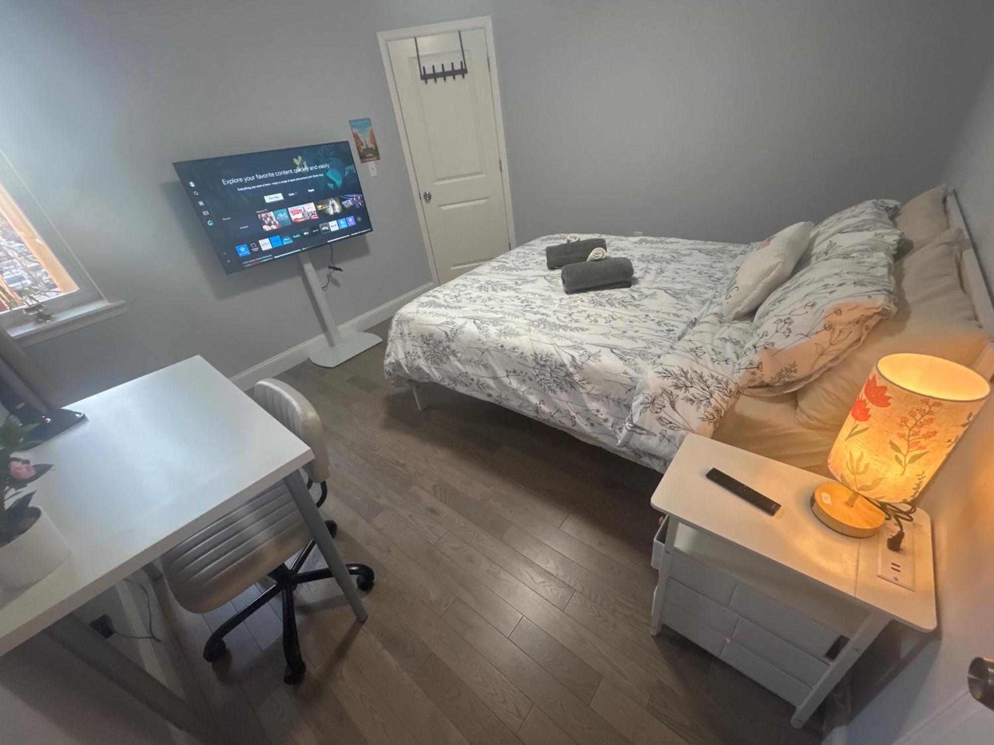 Cozy 2-3 Bedroom In Center City! Apartment