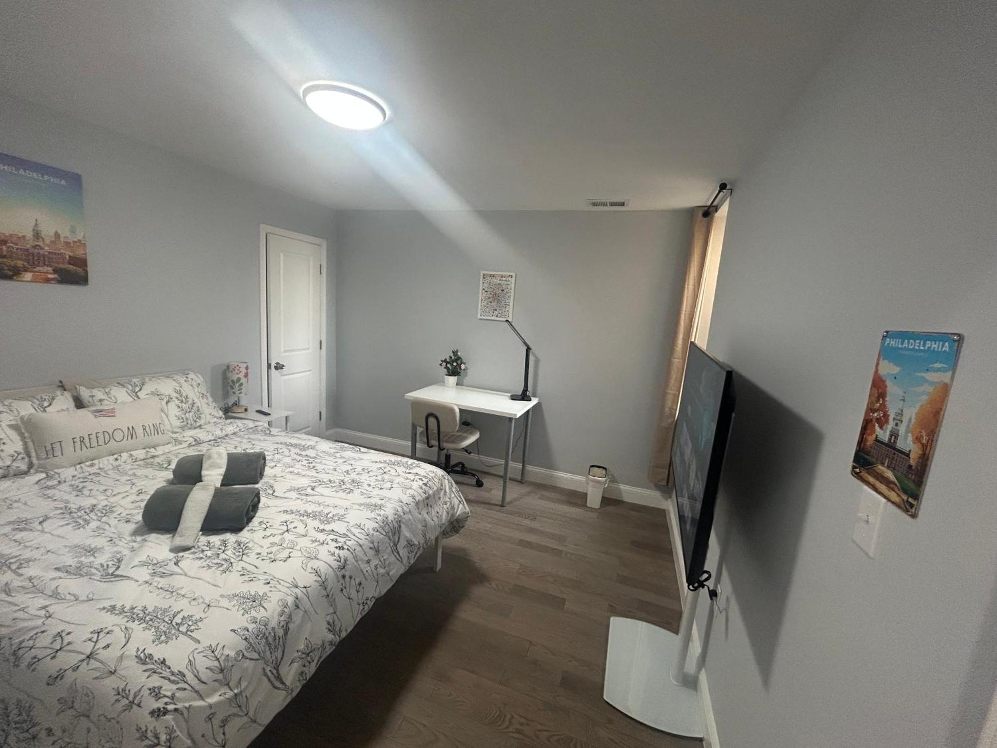 Cozy 2-3 Bedroom In Center City! Apartment