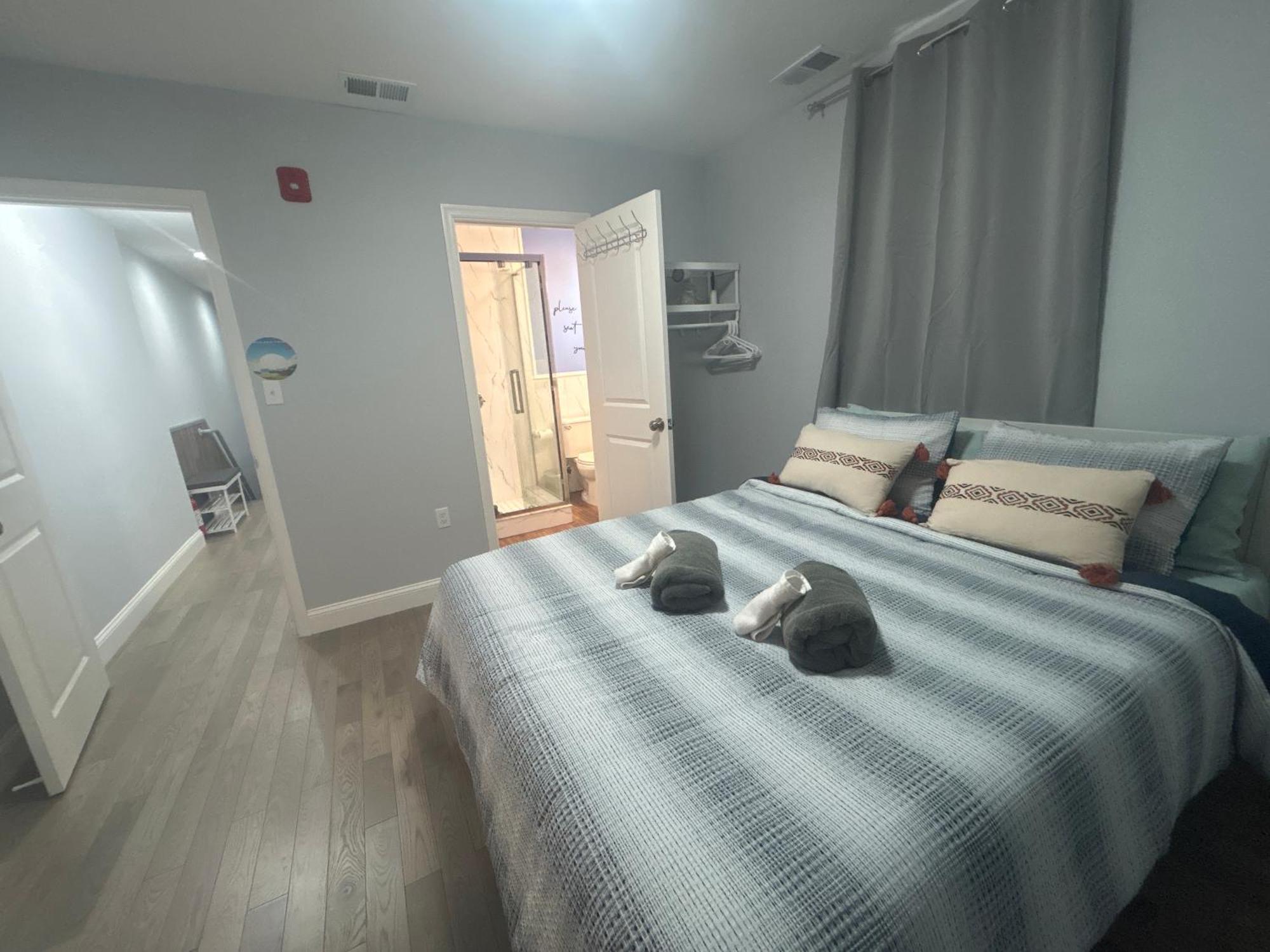 Cozy 2-3 Bedroom In Center City! Apartment *
