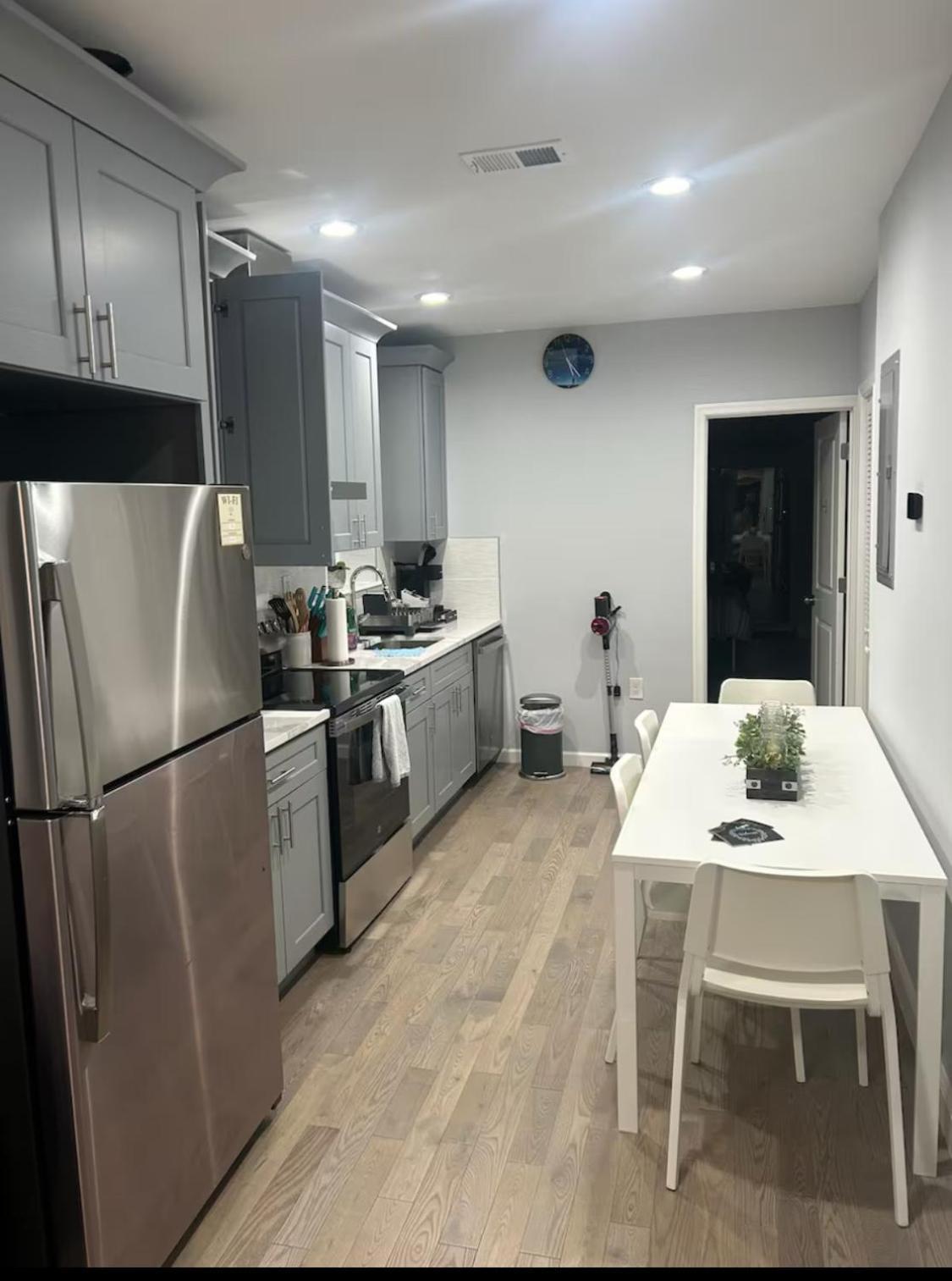 Apartment Cozy 2-3 Bedroom In Center City!