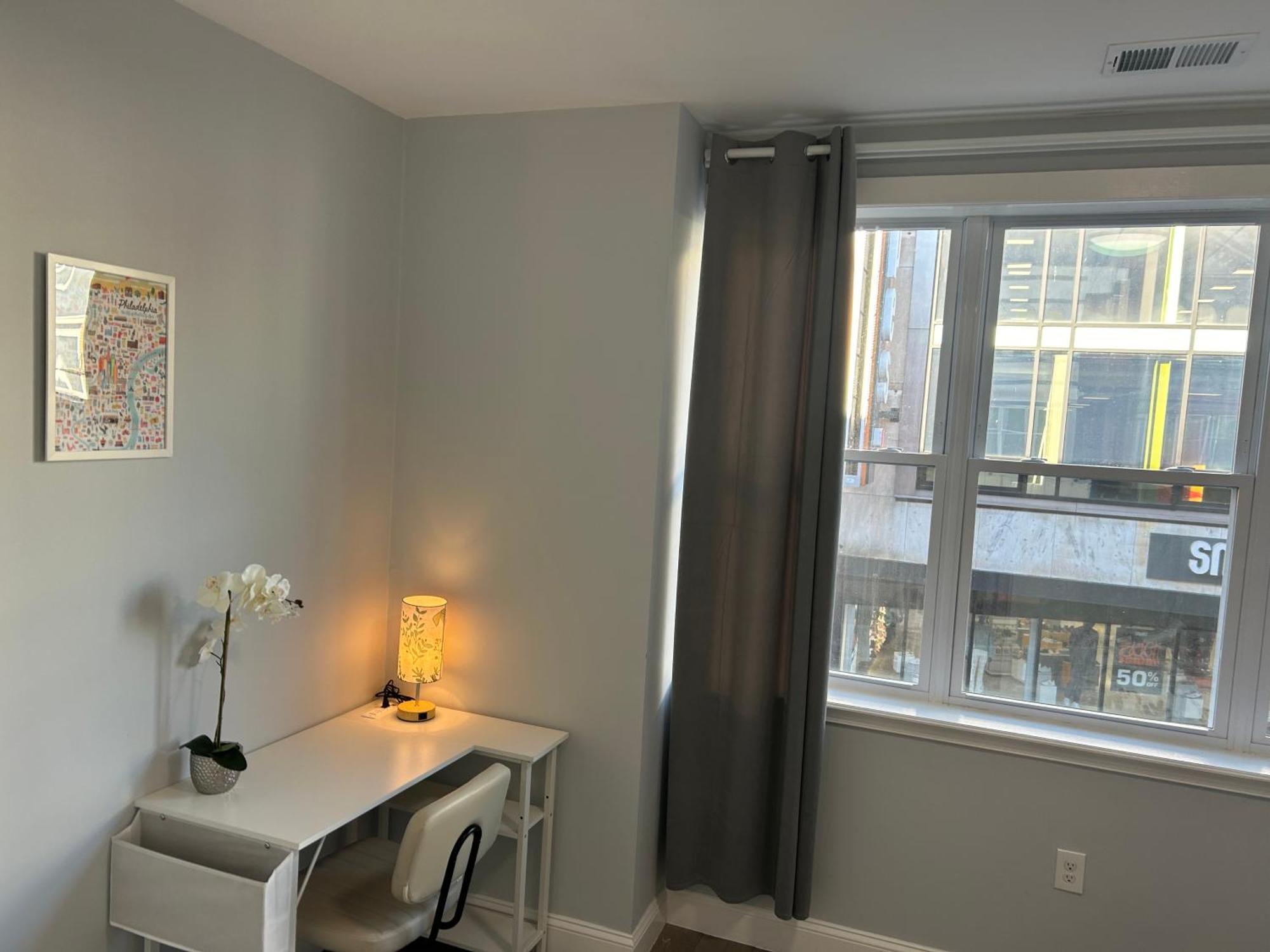 Cozy 2-3 Bedroom In Center City! Apartment *