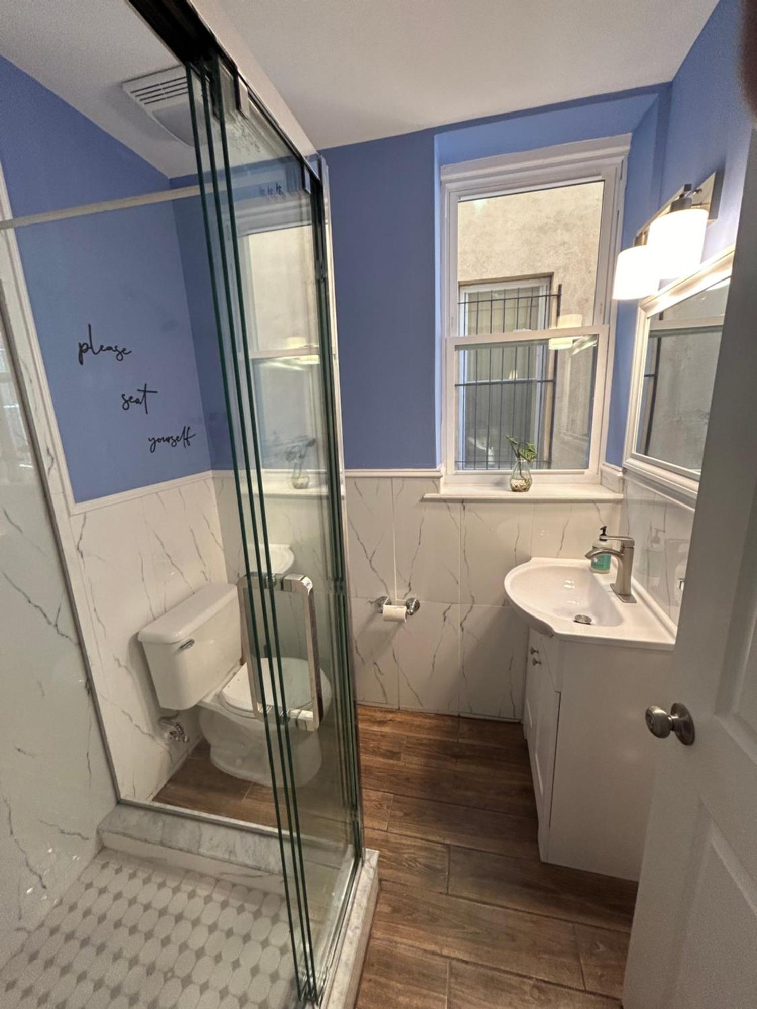 Cozy 2-3 Bedroom In Center City! Apartment *