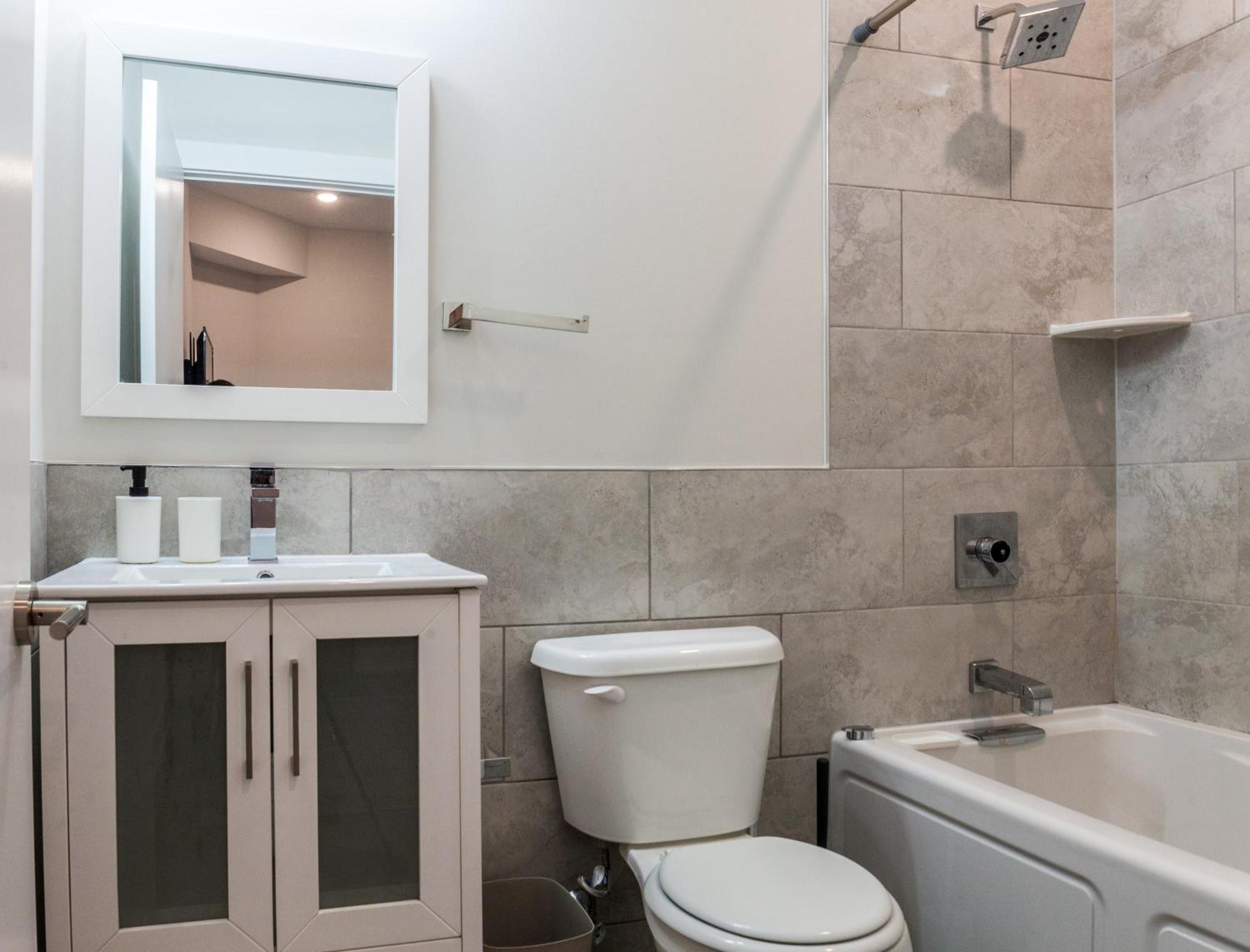 Apartment Spacious 4bed3bath Wd,parking,sleeps10,yard *