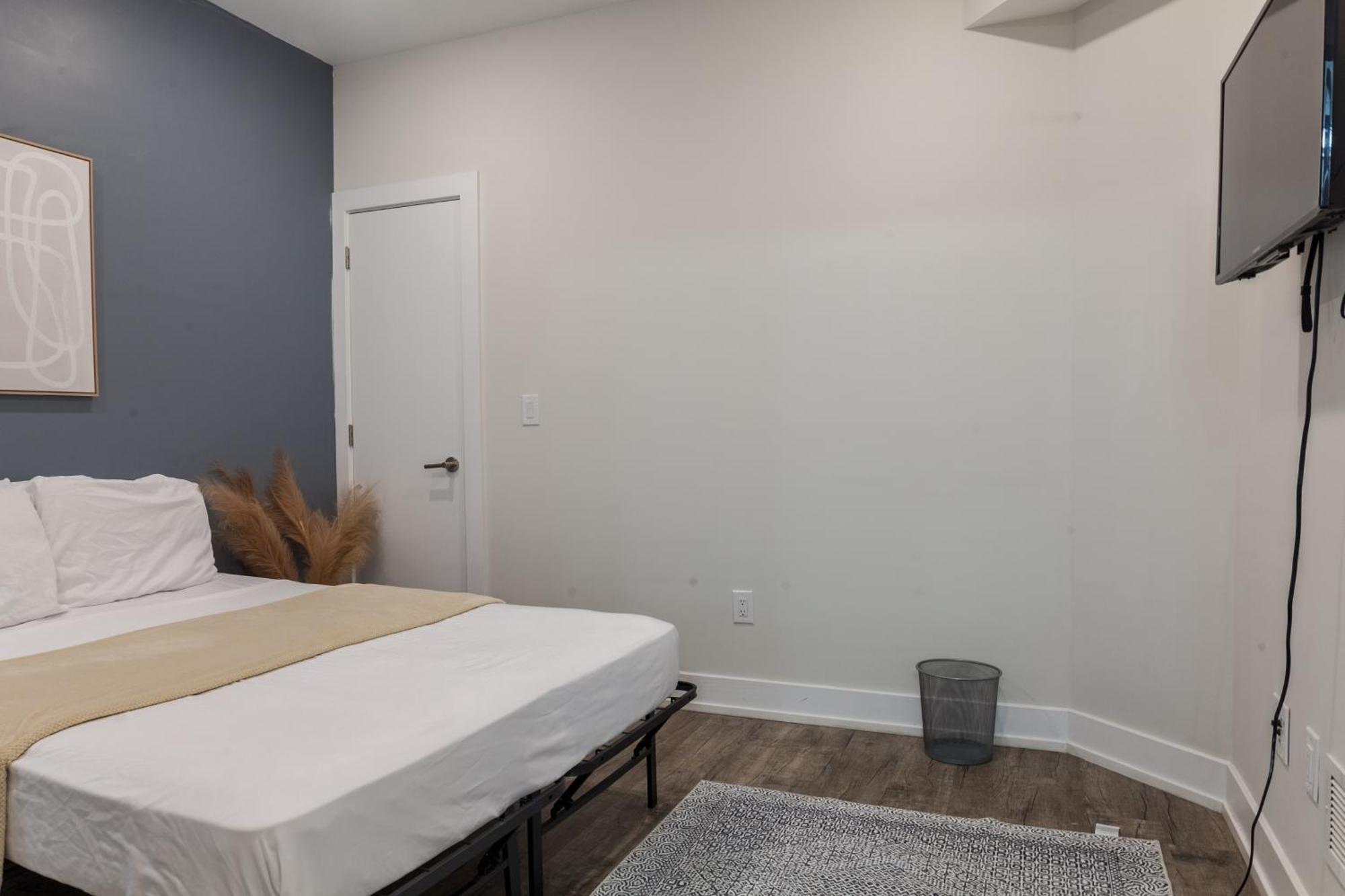 Apartment Spacious 4bed3bath Wd,parking,sleeps10,yard *