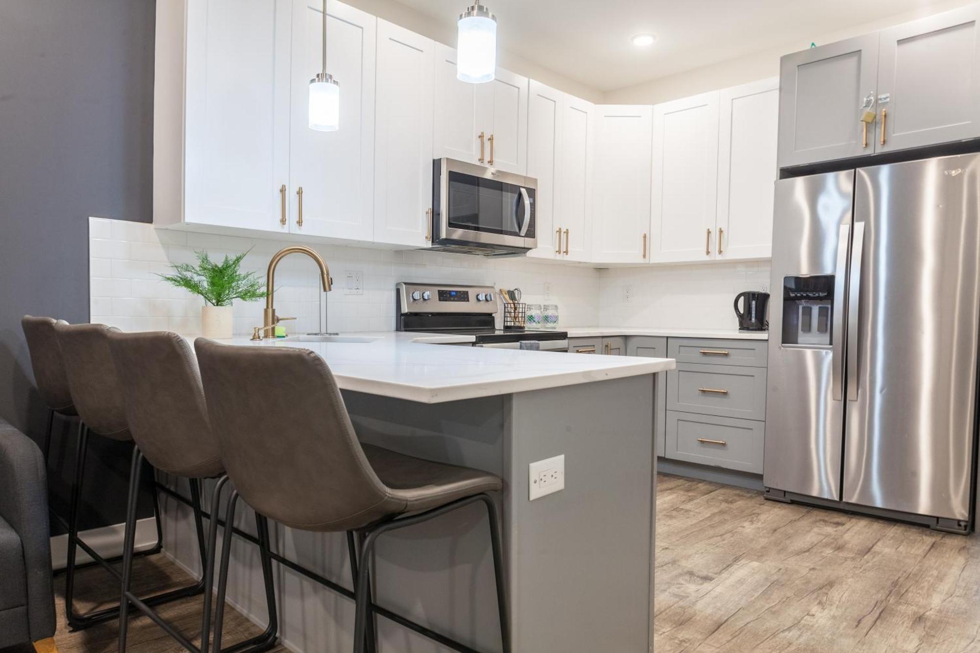 Spacious 4bed3bath Wd,parking,sleeps10,yard Apartment