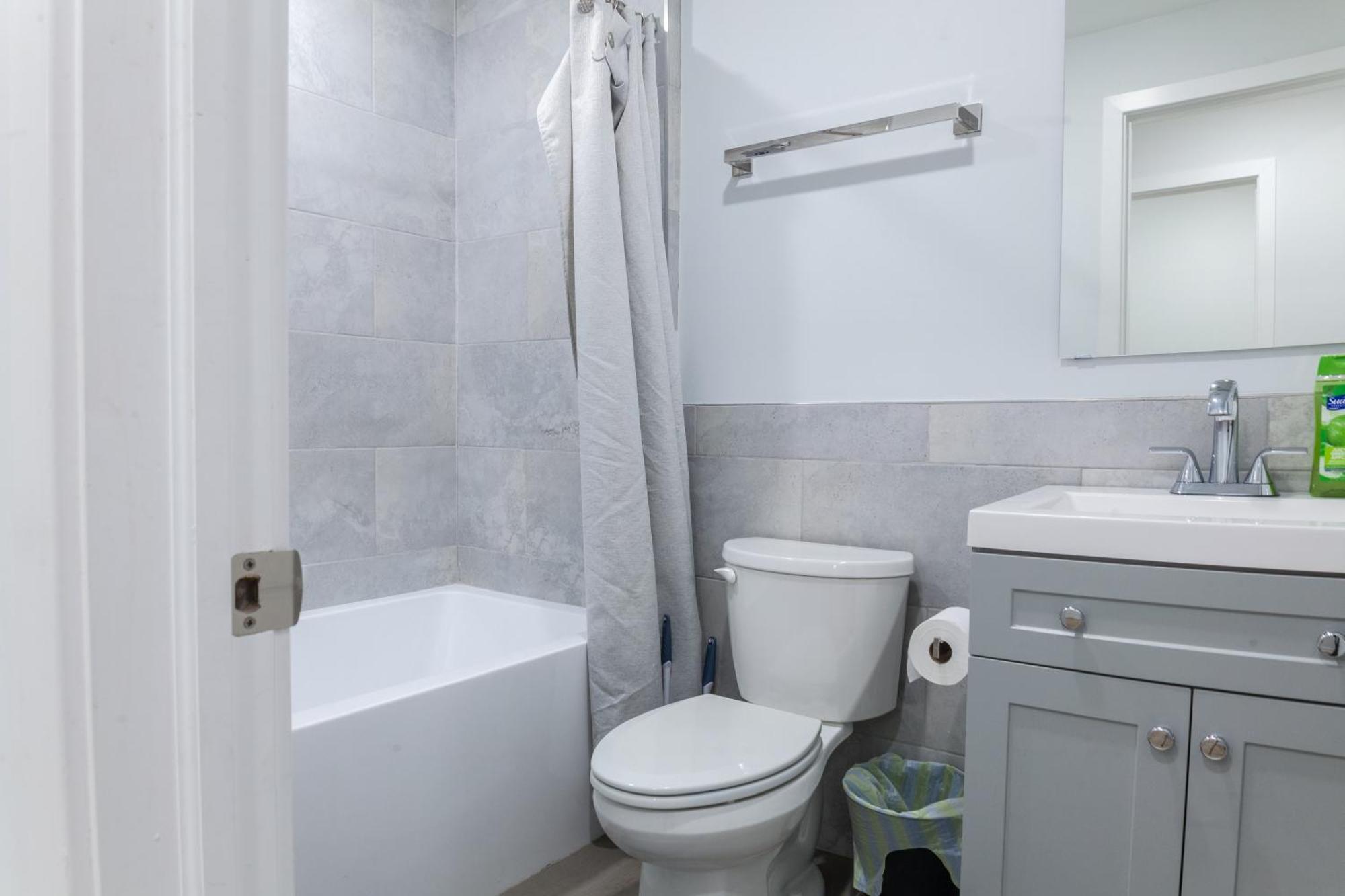 2-bedroom 2-bath- Wd,trendy -wifi-free-parking Philadelphia