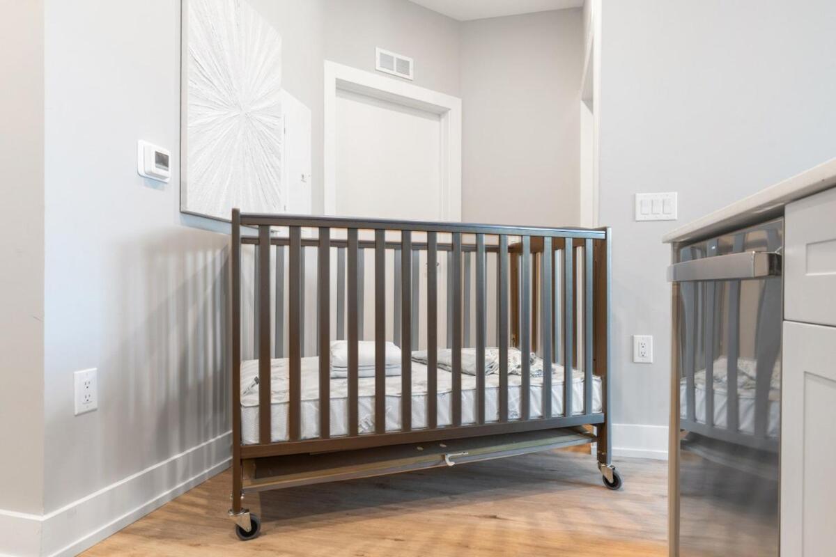10 Mins To Center City, Sleeps 6, With Rooftop Views!