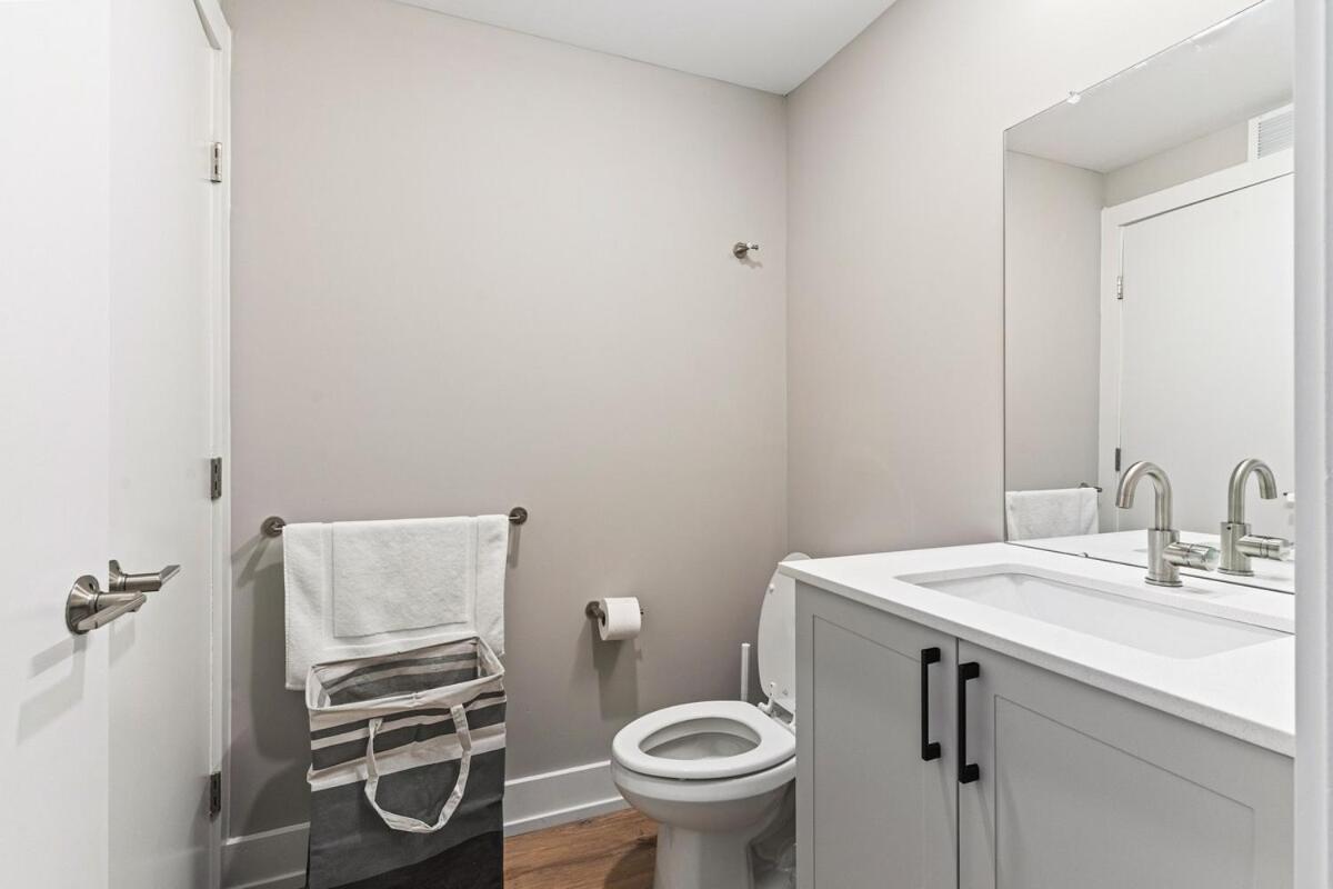 Apartment 10 Mins To Center City, Sleeps 6, With Rooftop Views!