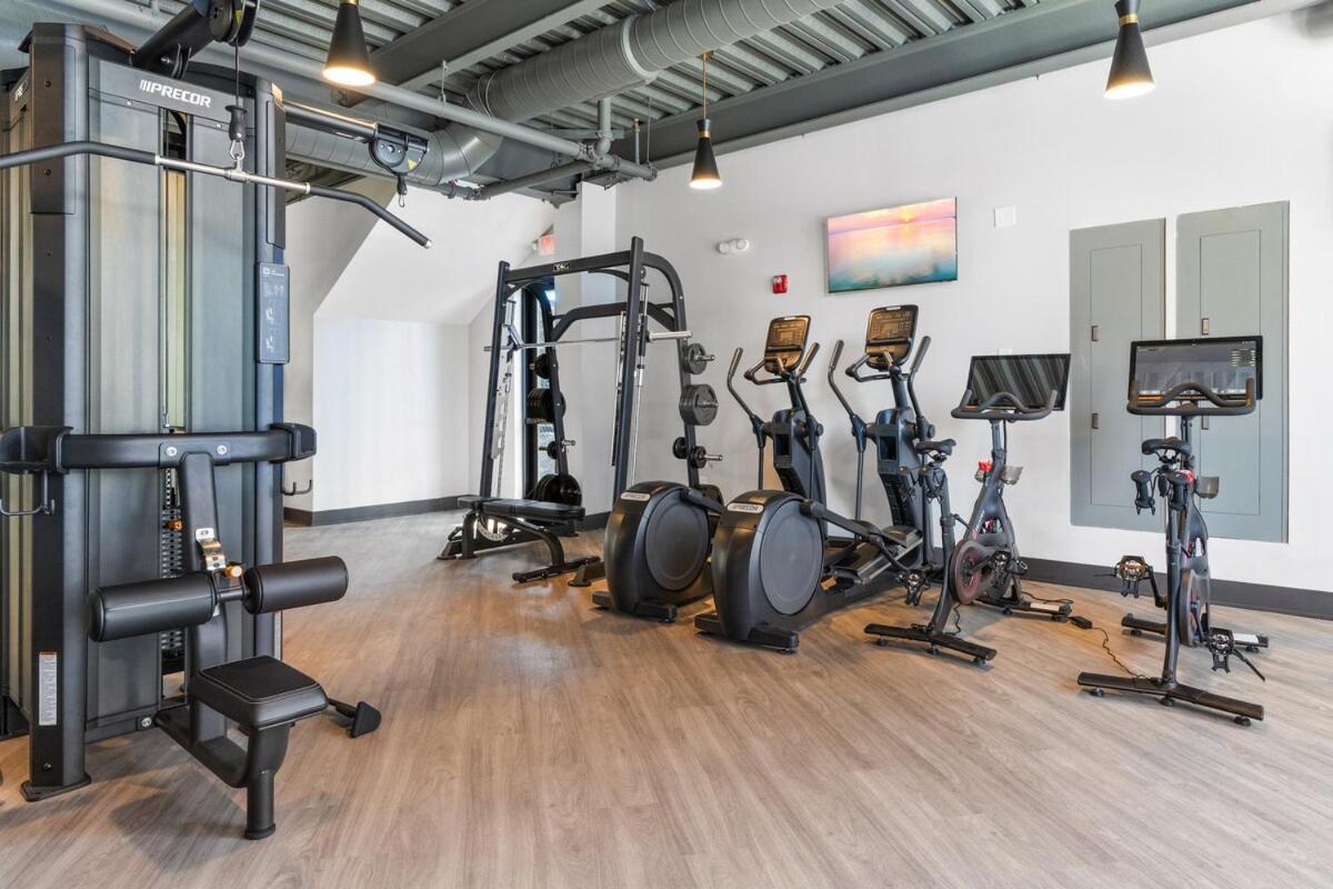 10 Mins To Center City, Sleeps 6, With Rooftop Views! *