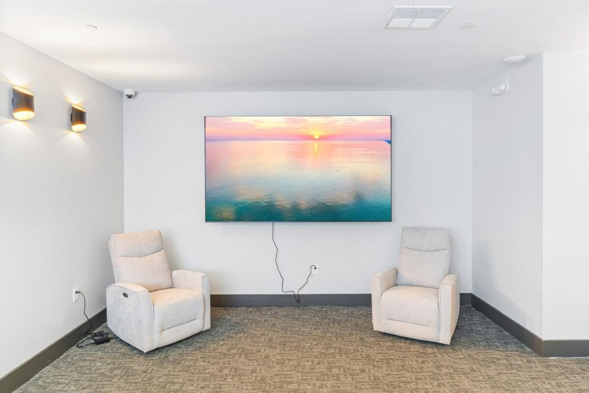 Apartment 10 Mins To Centercity, With Queen Bed, Views From Rt! *