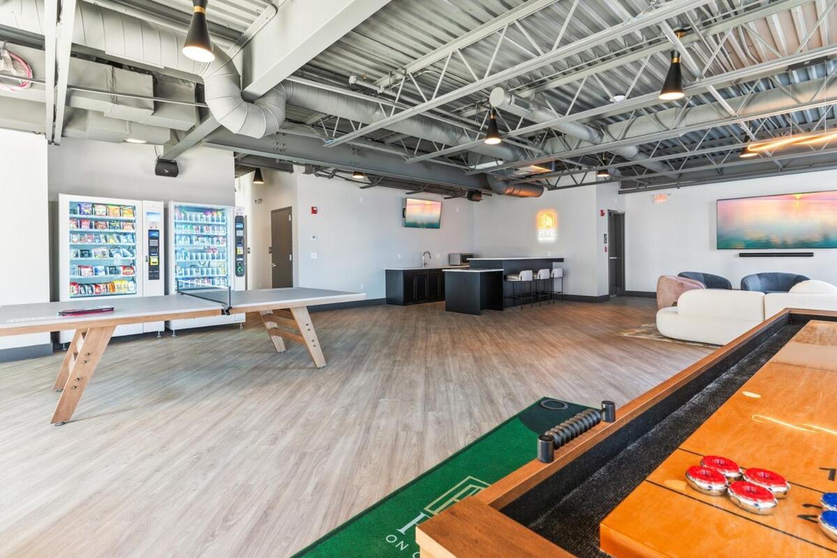 10 Mins To Centercity, With Queen Bed, Views From Rt! Apartment *