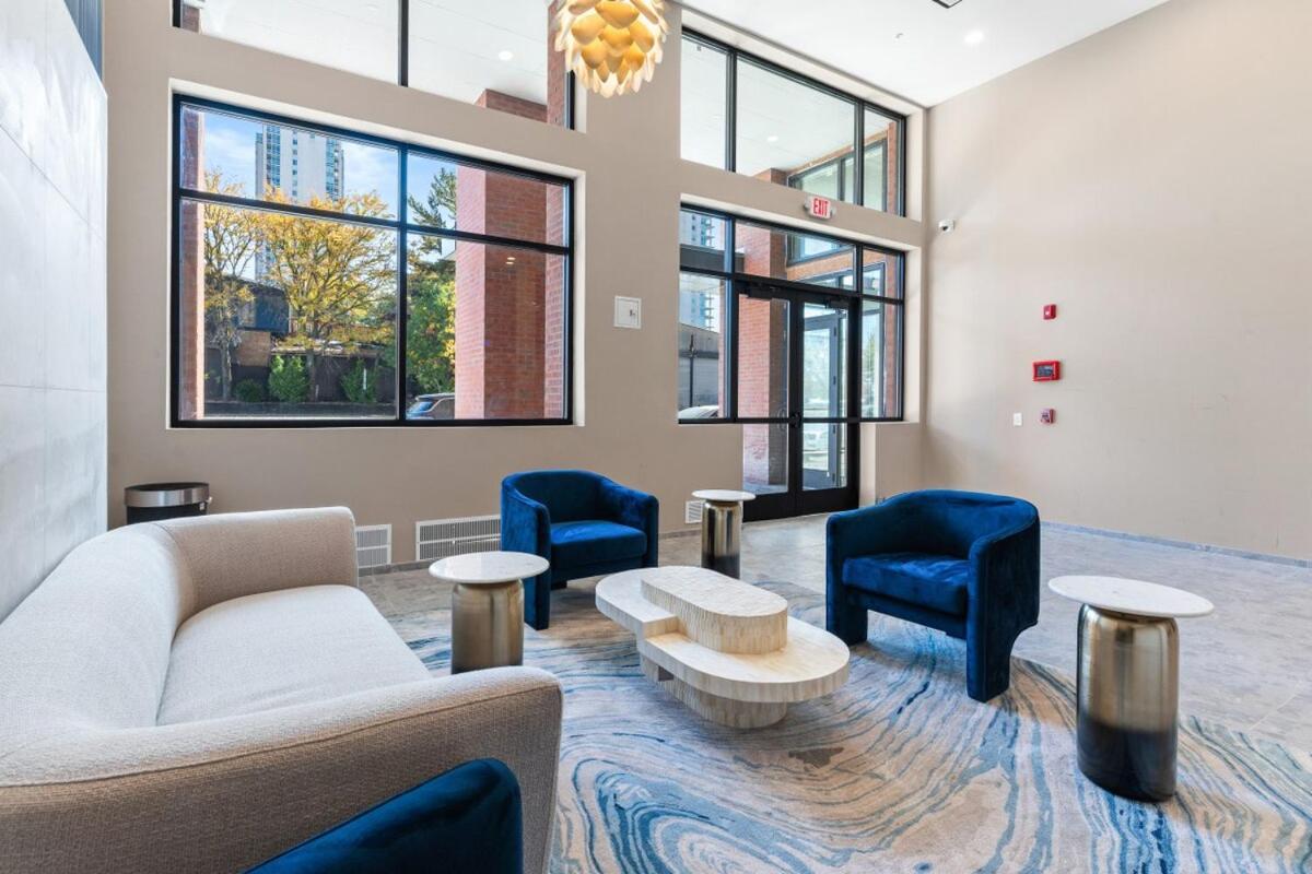 Apartment 10 Mins To Centercity, With Queen Bed, Views From Rt! *