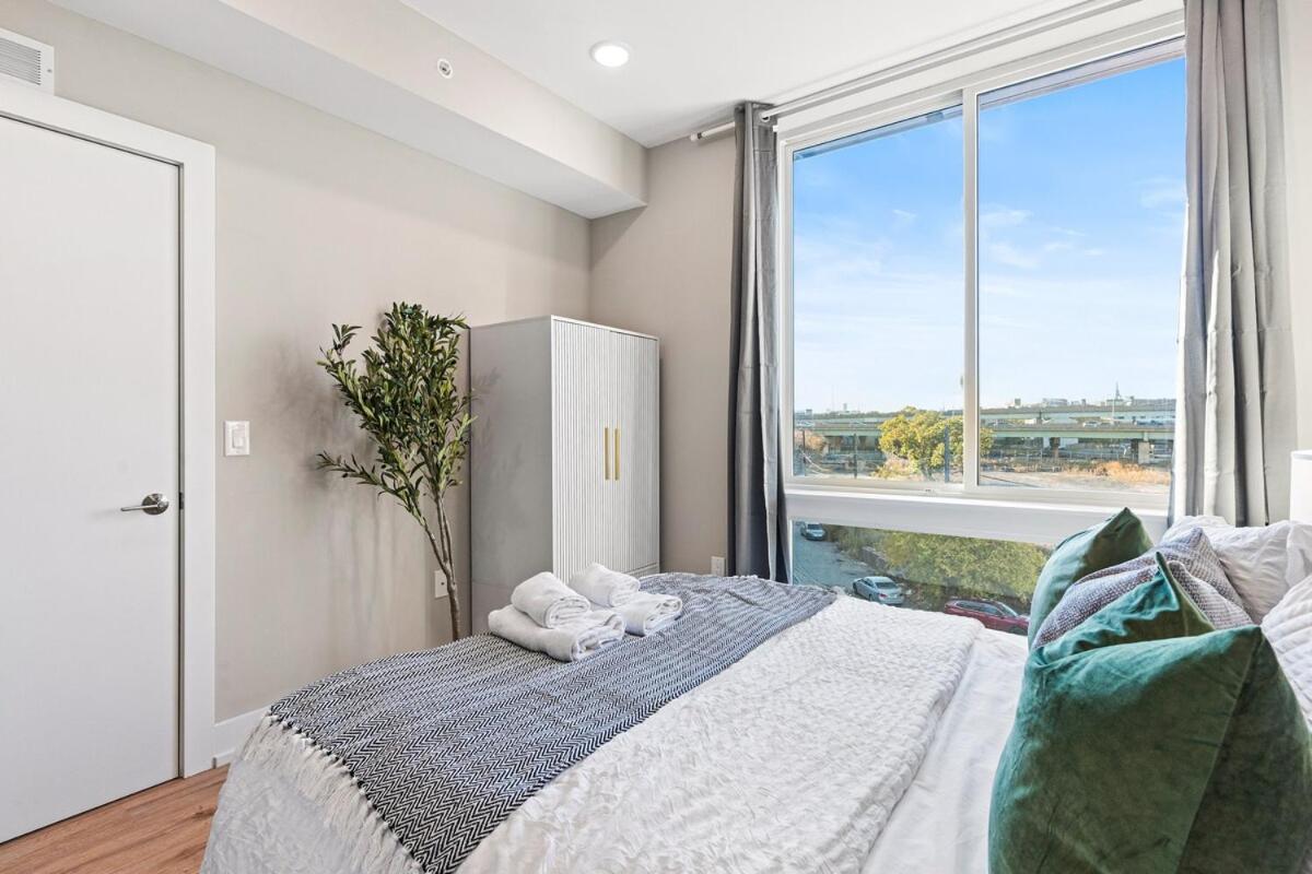10 Mins To Centercity, With Queen Bed, Views From Rt! Apartment *
