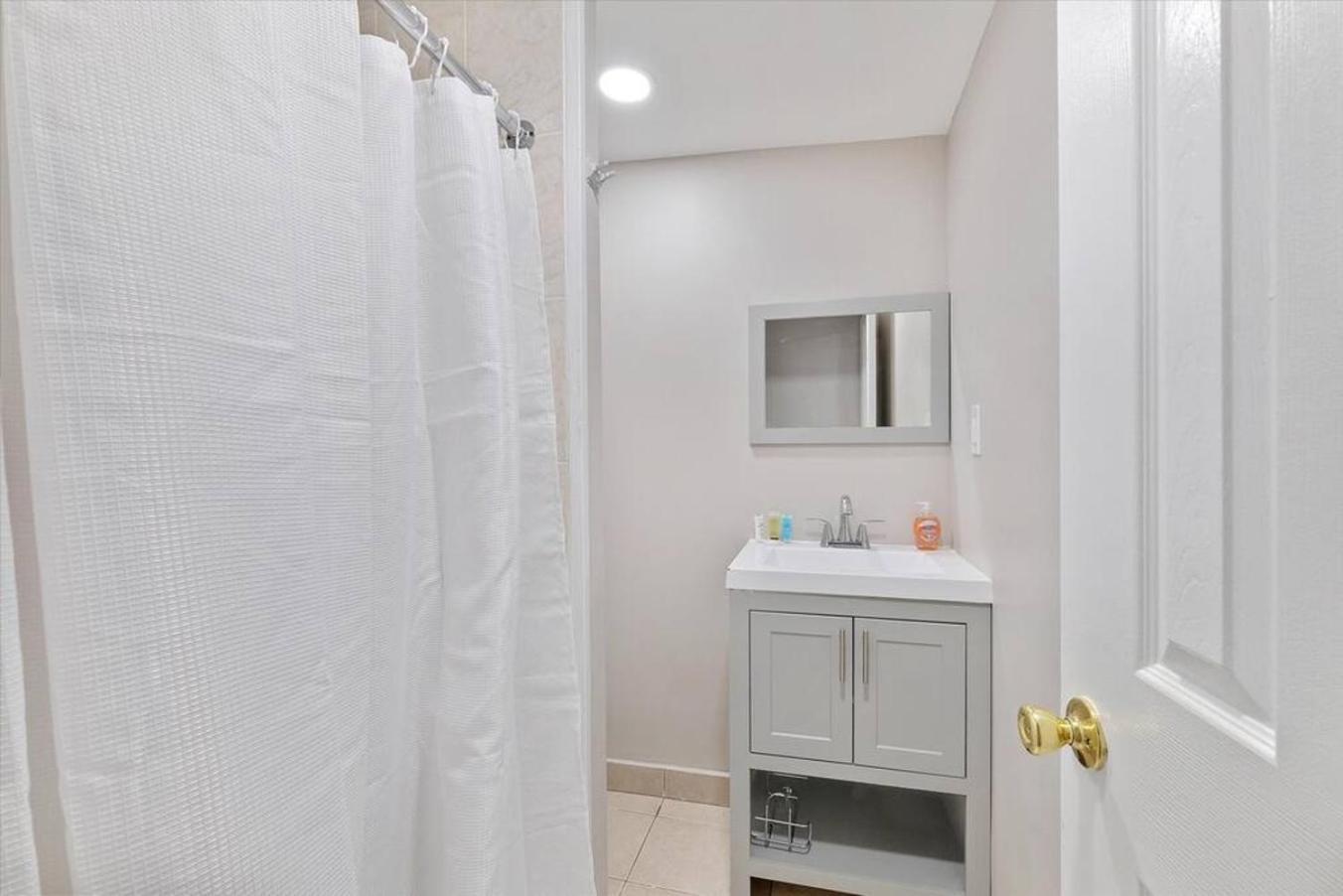 Newly Built 2 Bdrm-by Philly Center