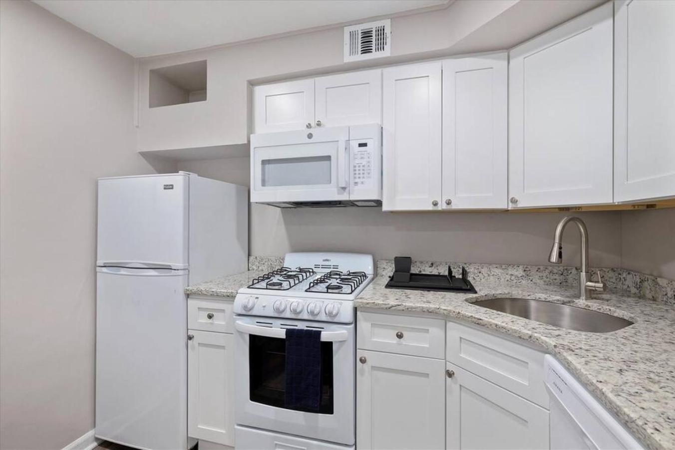 Apartment Newly Built 2 Bdrm-by Philly Center *