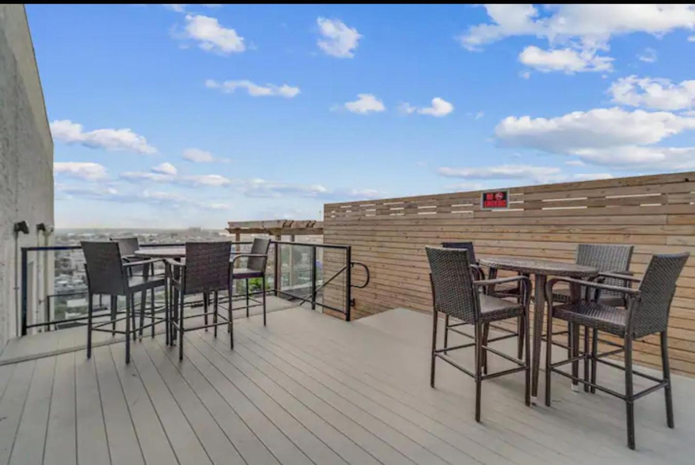Deluxe Pool & Concierge Apartment Philadelphia