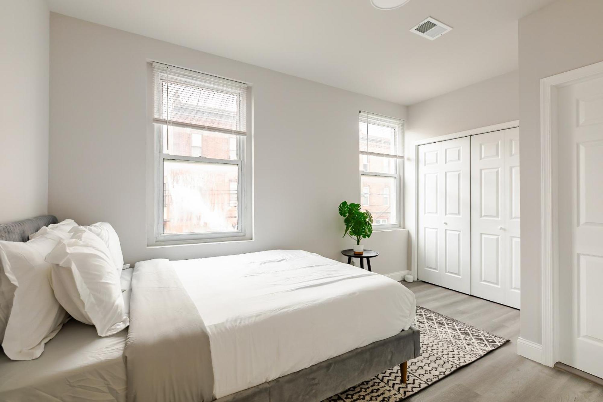 Chic & Convenient Philly Getaway, Your Stylish In Center Apartment Philadelphia
