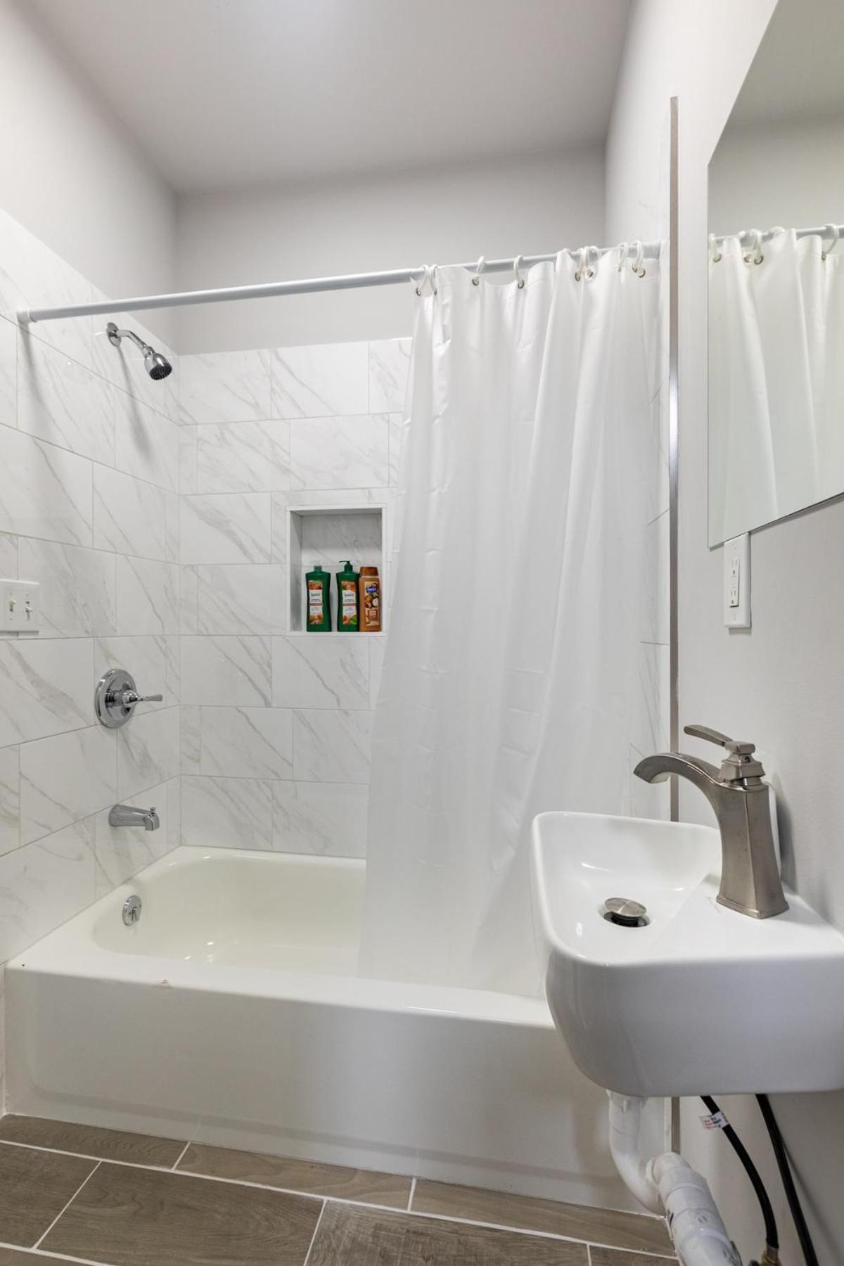 Chic & Convenient Philly Getaway, Your Stylish In Center Apartment