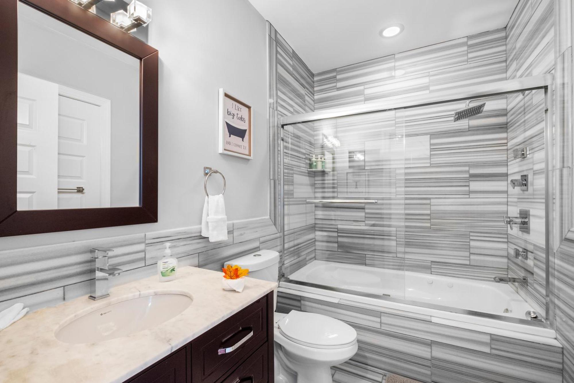 Sleek With Rooftop Pool And Gym Apartment *