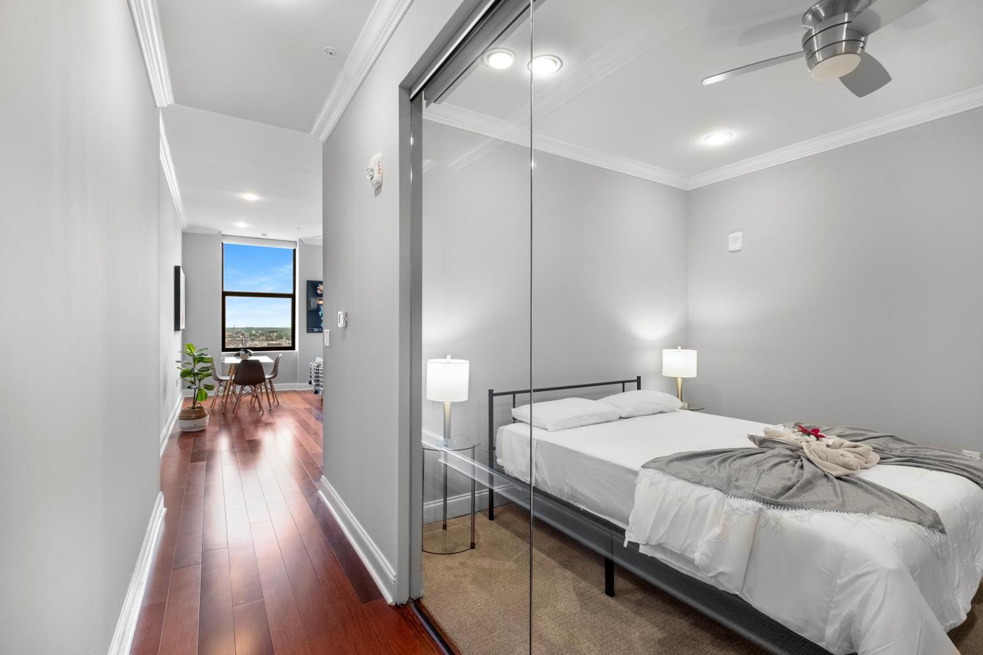 Sleek With Rooftop Pool And Gym Apartment