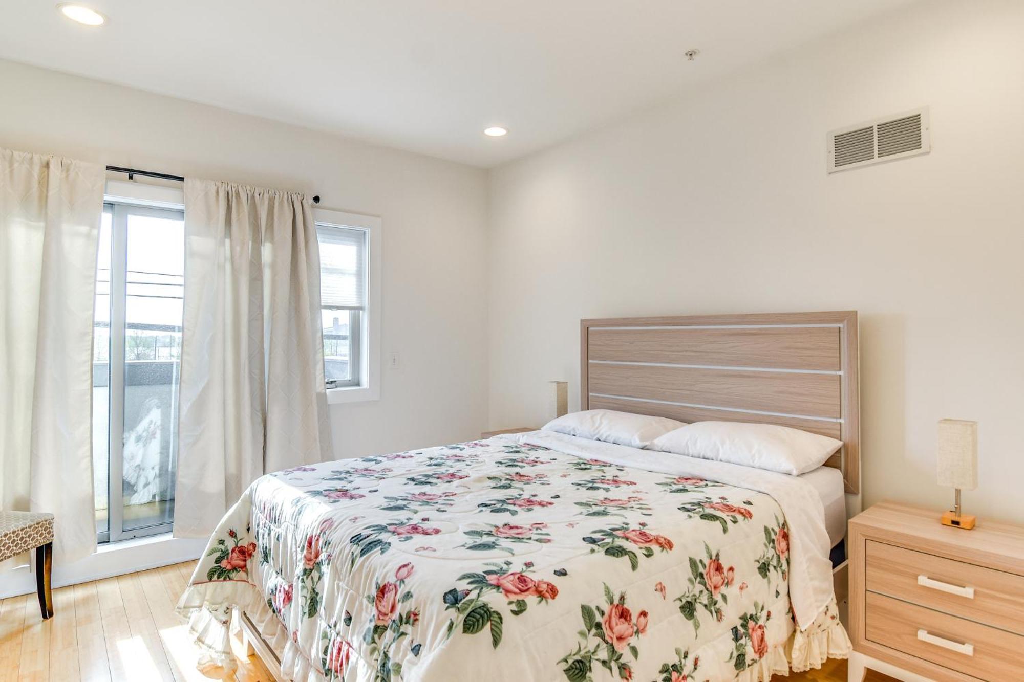 1 Mi To Old Town Philadelphia Townhome With Patio!