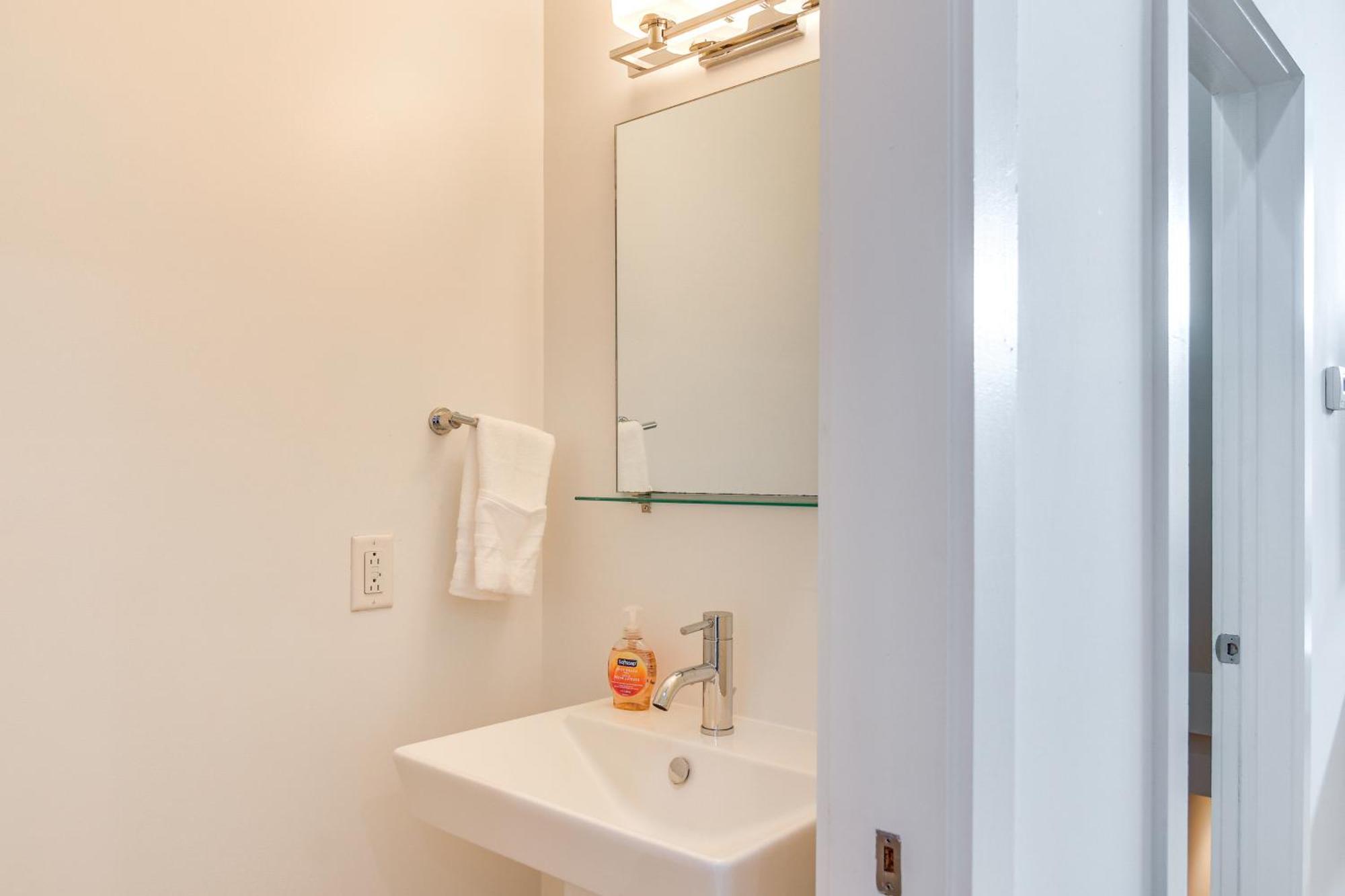 Holiday home 1 Mi To Old Town Philadelphia Townhome With Patio! Philadelphia