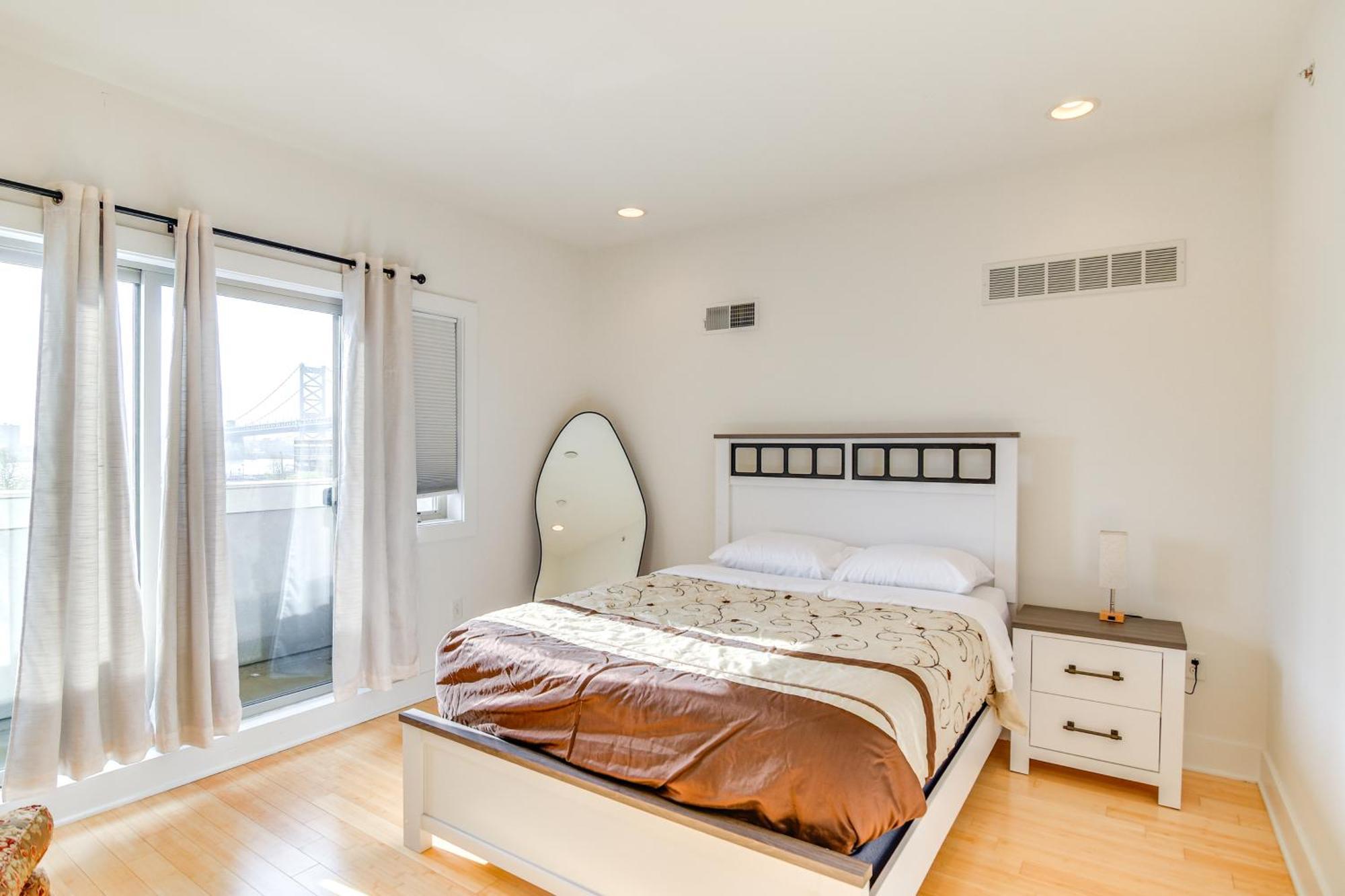 1 Mi To Old Town Philadelphia Townhome With Patio! Holiday home