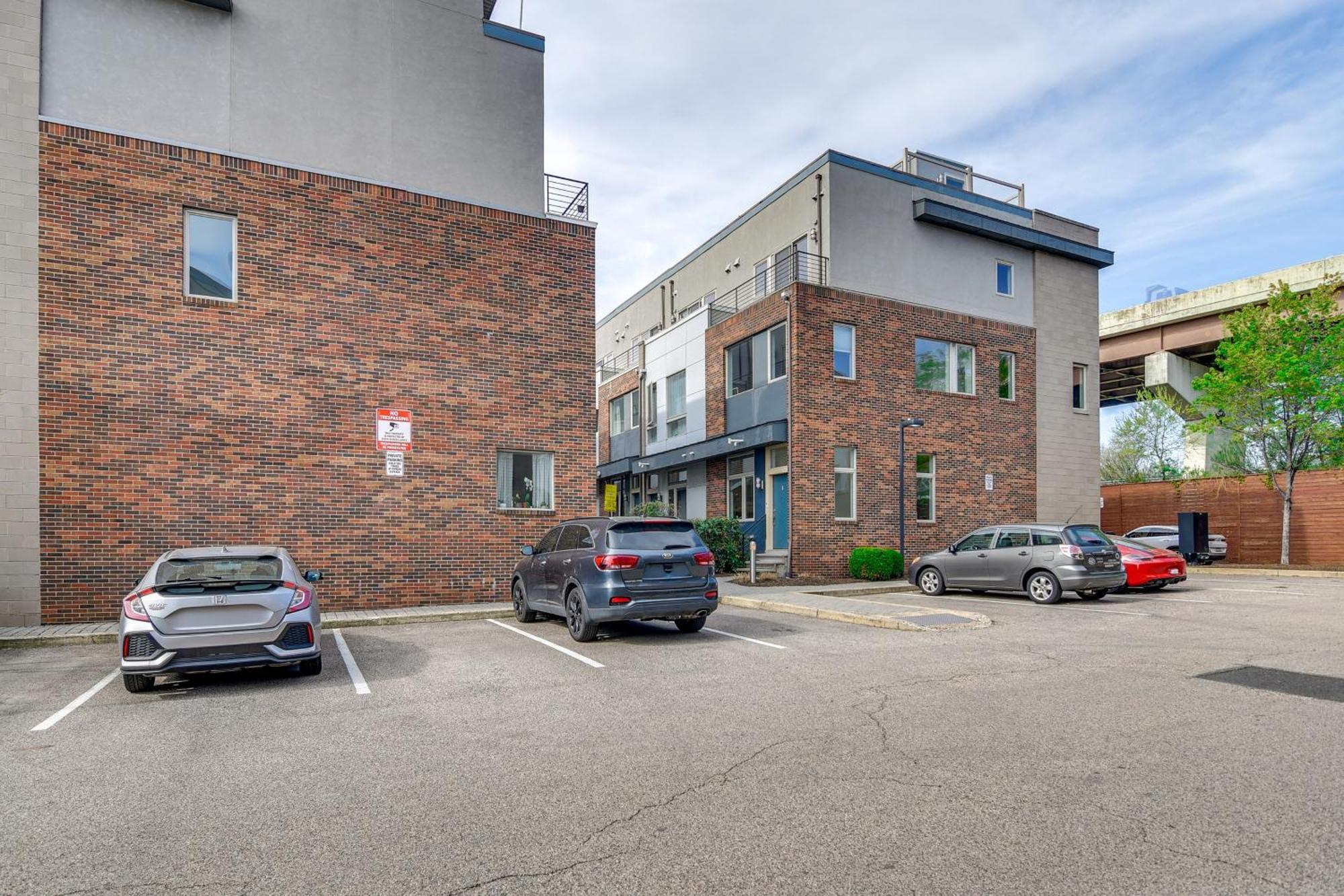 1 Mi To Old Town Philadelphia Townhome With Patio! Holiday home Philadelphia