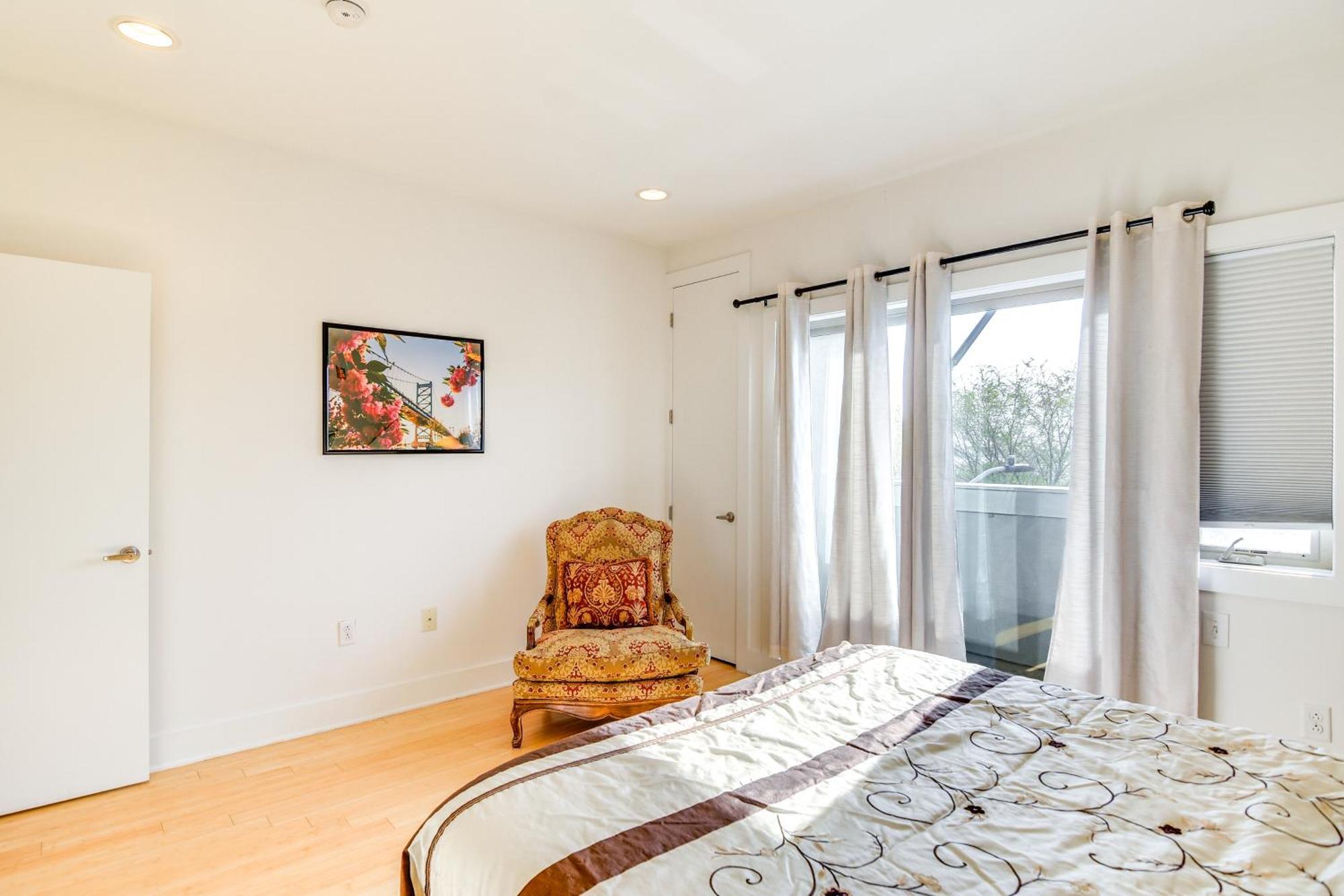 1 Mi To Old Town Philadelphia Townhome With Patio!