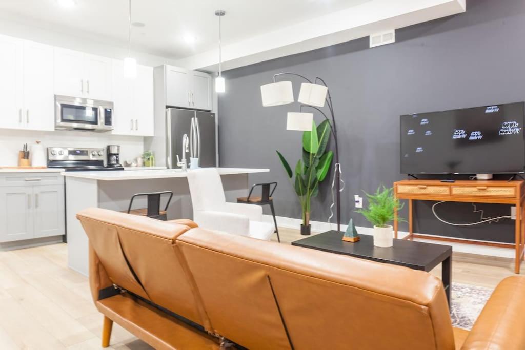 3bed-3bath+basketball+crib+central+modern Apartment