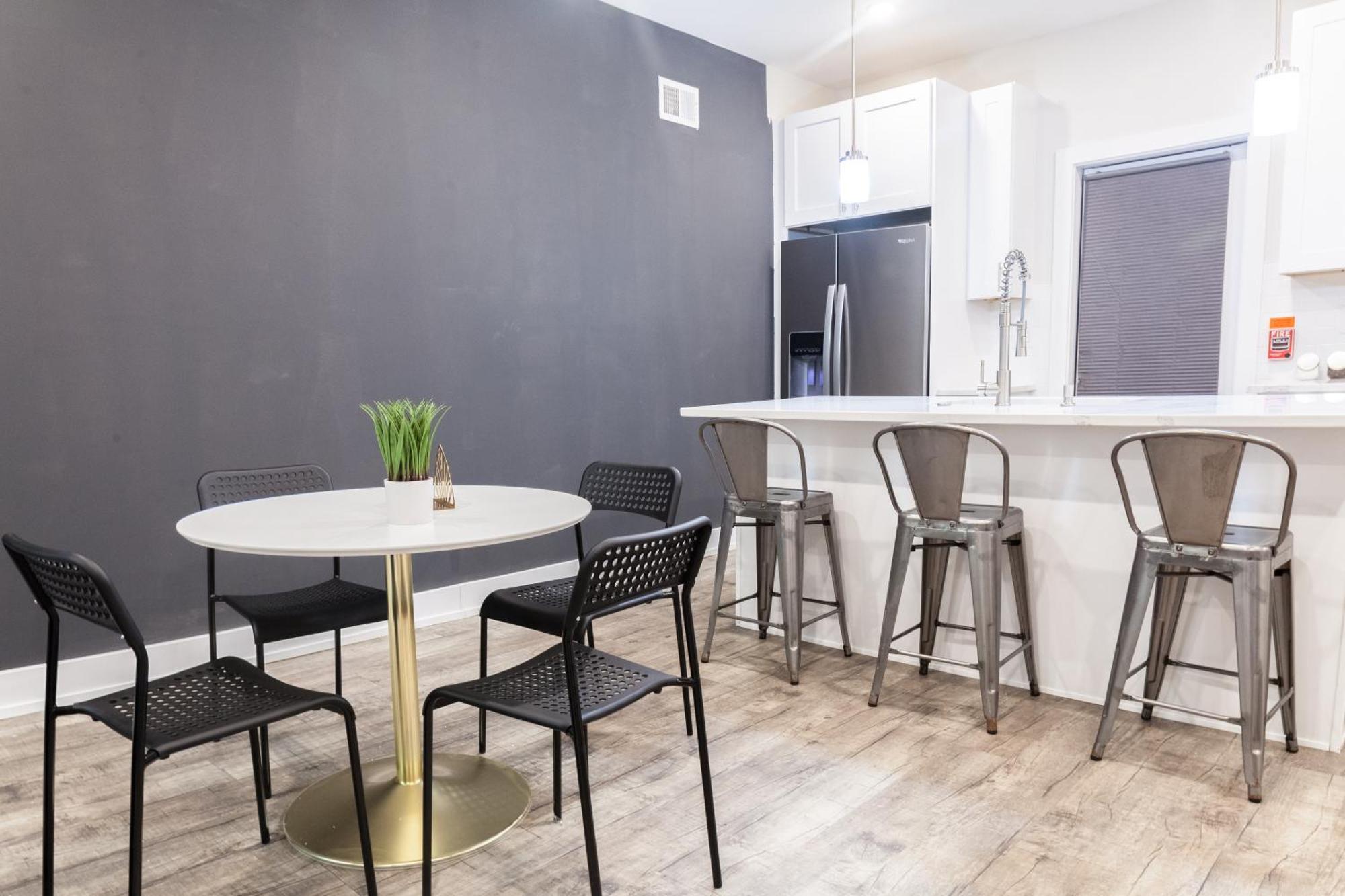 Apartment 4bed4bath-crib-wd-arcadecentraldesk *