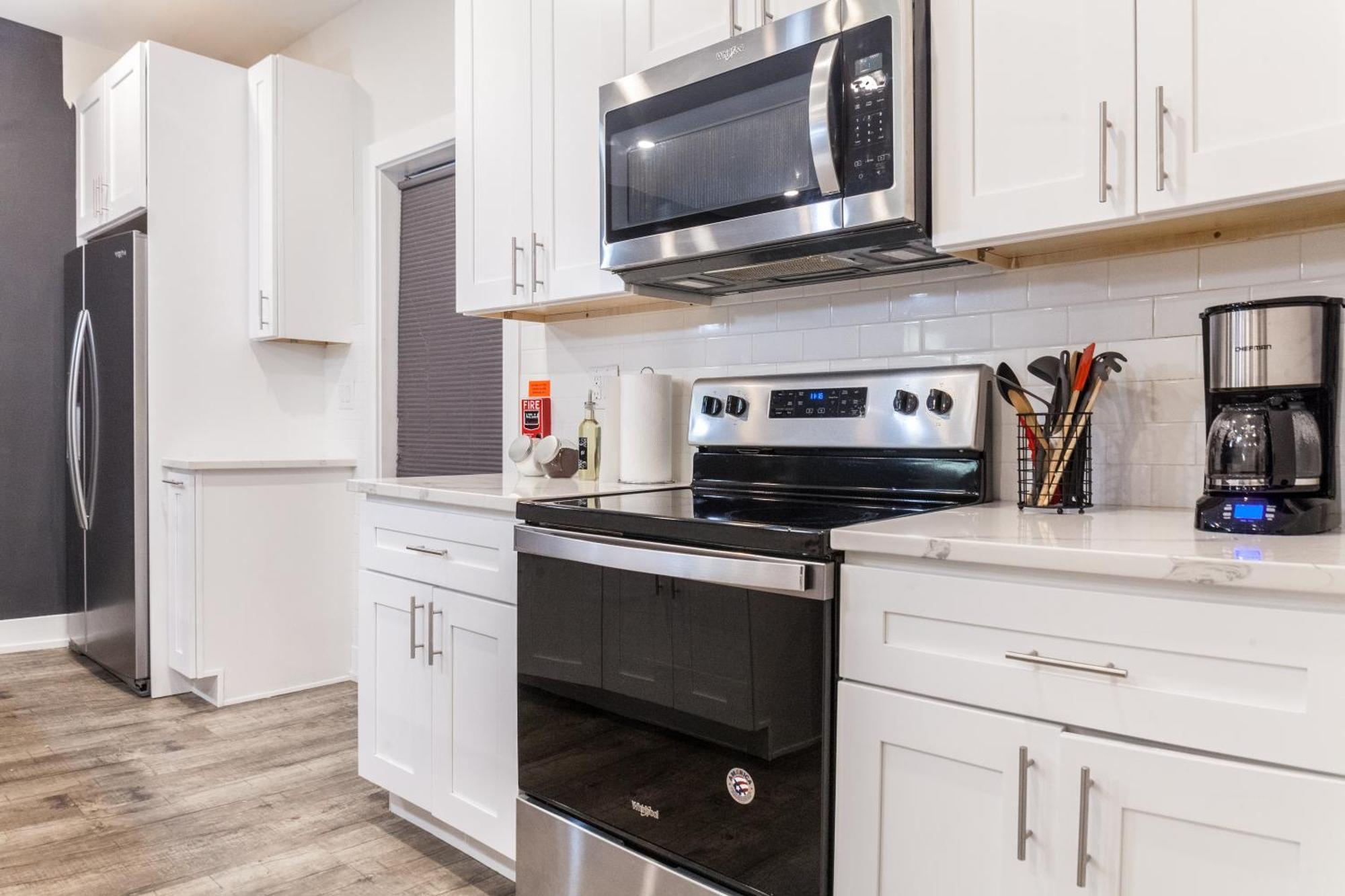 Apartment 4bed4bath-crib-wd-arcadecentraldesk *