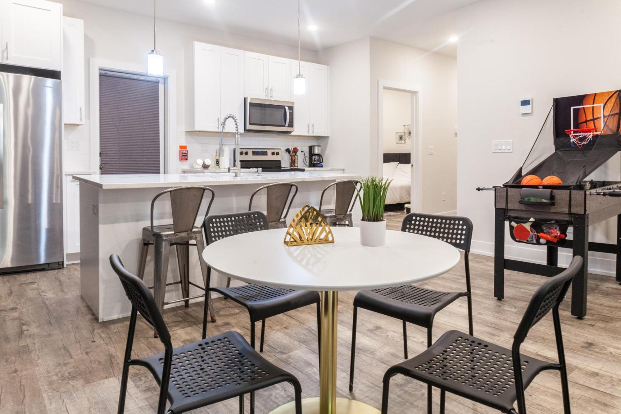 4bed4bath-crib-wd-arcadecentraldesk Apartment *