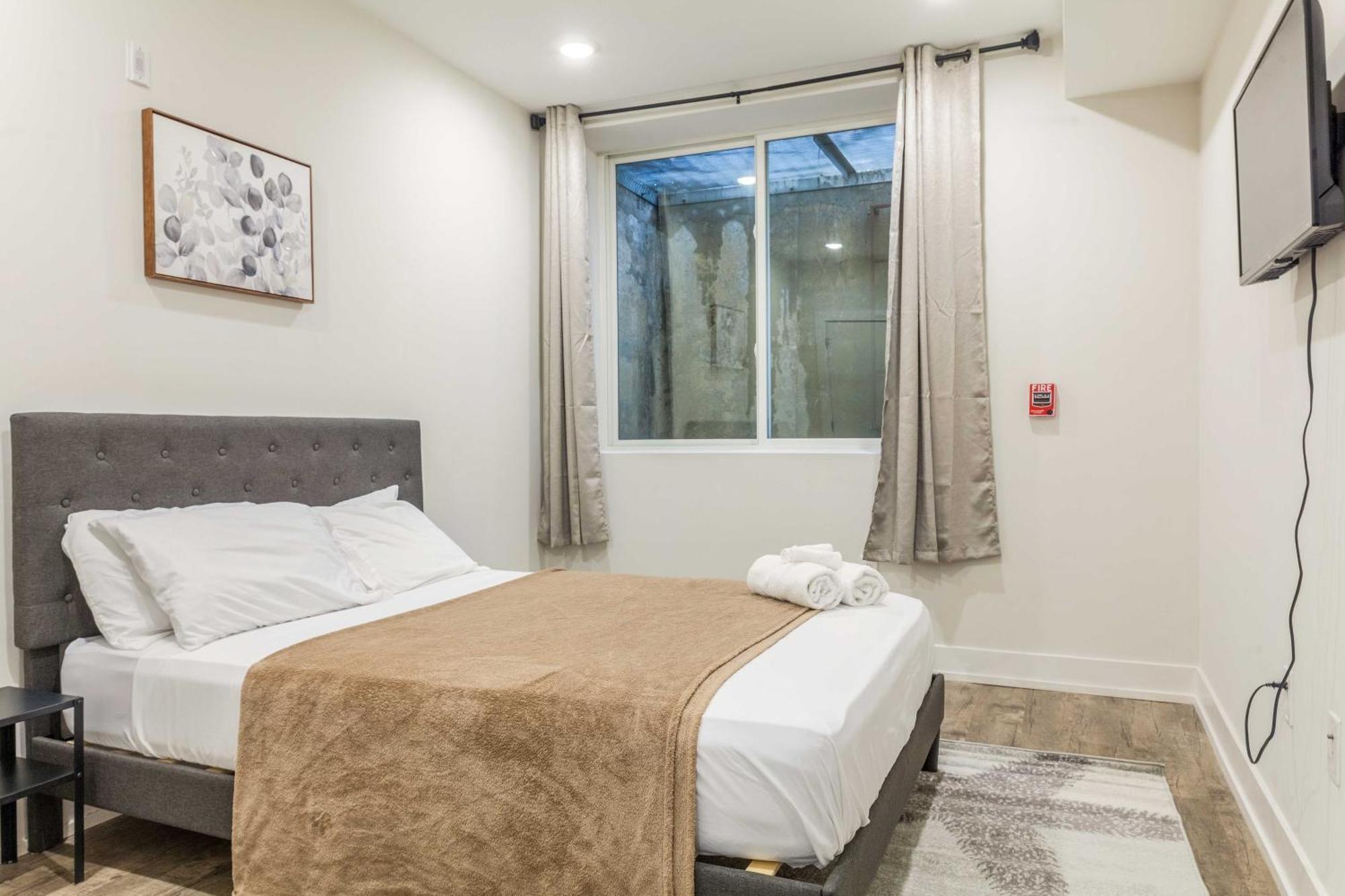 4-bedrm4-bath-patiowifi-wdcoffeeparking * Philadelphia