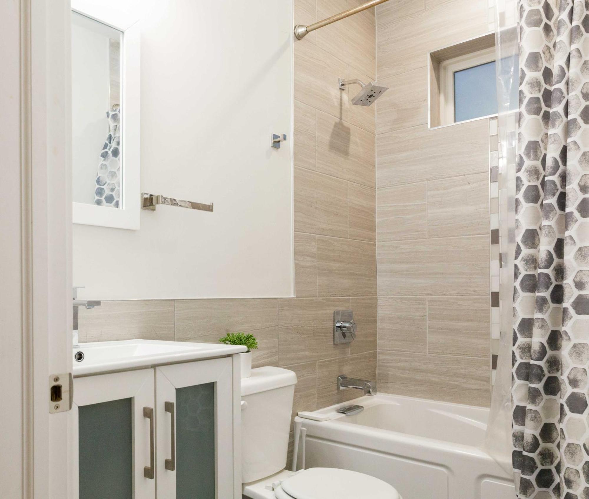 Apartment 4-bedrm4-bath-patiowifi-wdcoffeeparking