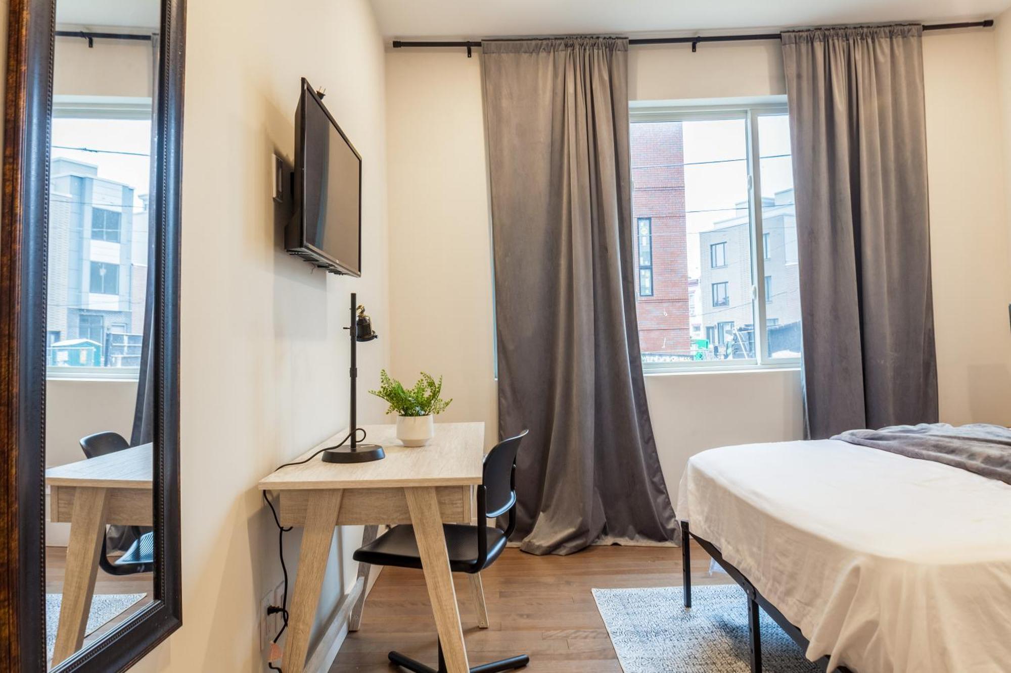 4bdrm-1bath In Phillywdfreewifi Apartment *