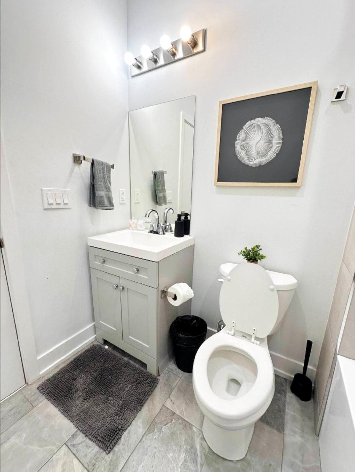 Spacious Boho Getaway With Scenic Rooftop Sleeps 4 *
