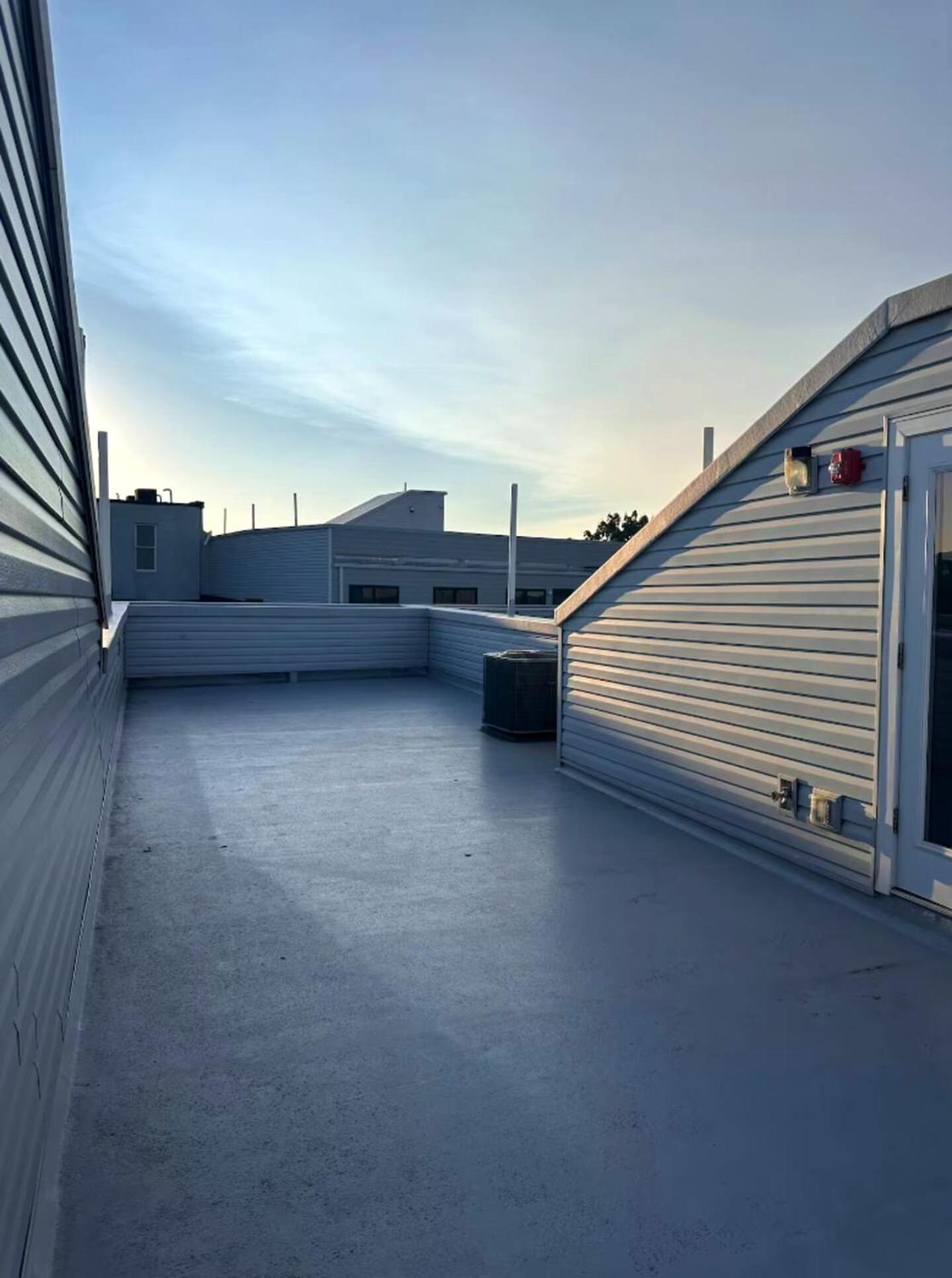 Spacious Boho Getaway With Scenic Rooftop Sleeps 4 *