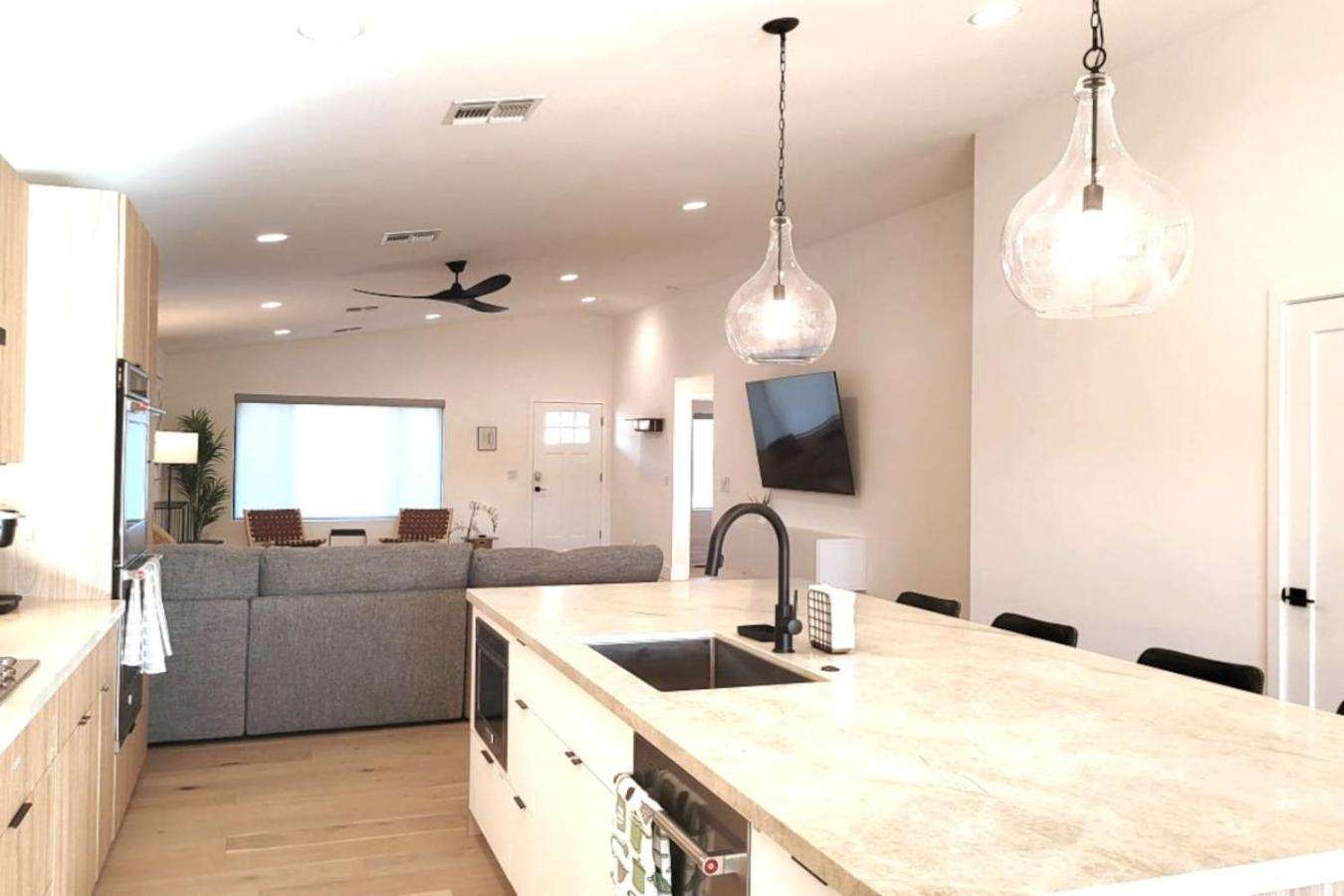 Modern Living In Phx Heated Pool Arizona Charm Holiday home Philadelphia