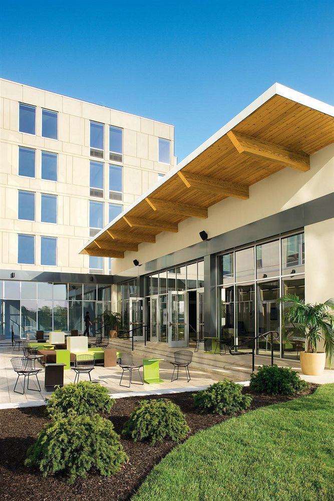Aloft Airport Hotel 3*